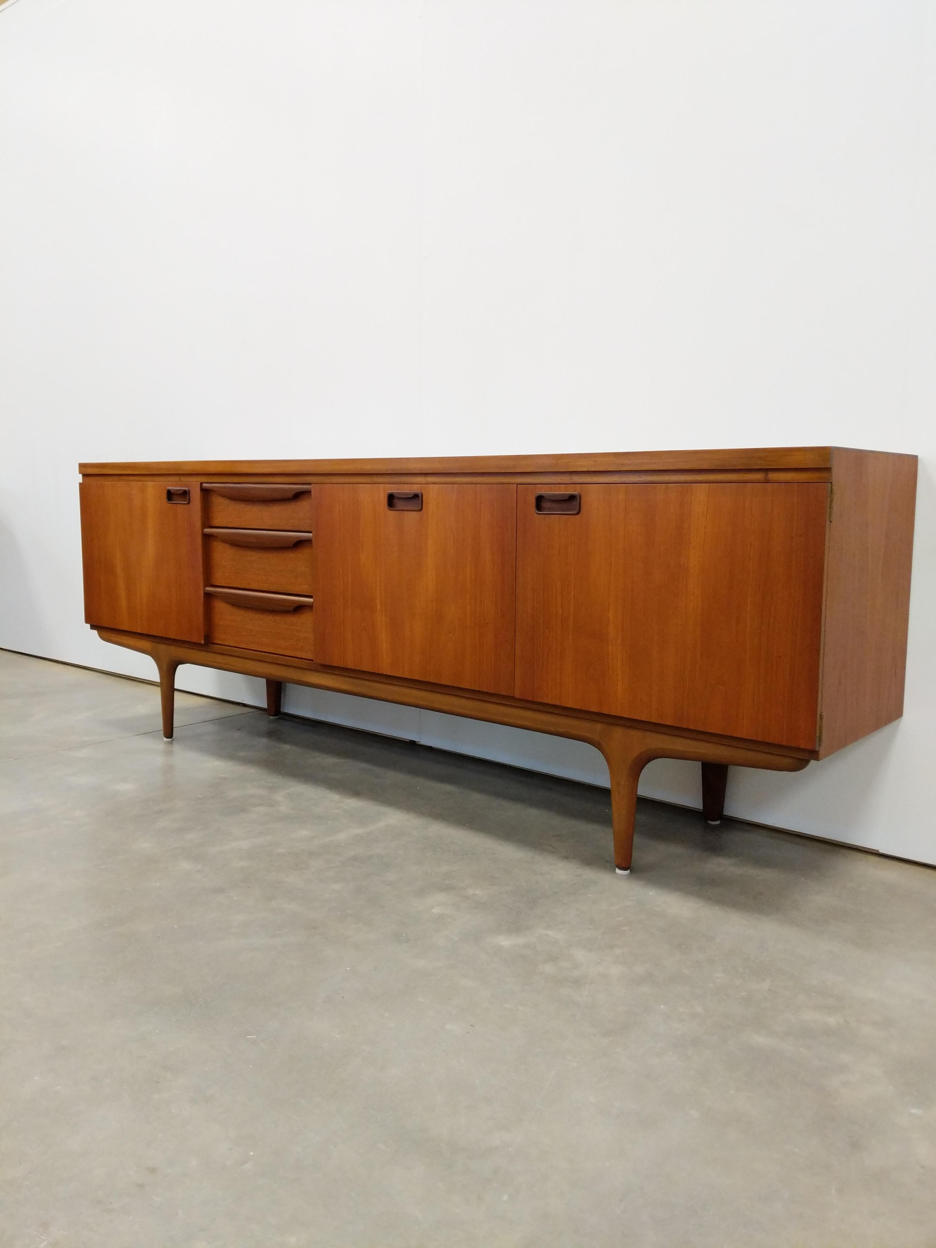 Authentische Vintage Mitte des Jahrhunderts moderne Teakholz Kredenz / Sideboard / Konsole.

Von Greaves & Thomas.

Etikett des Herstellers auf der Innenseite der Tür.

Dieses Stück ist in ausgezeichnetem Zustand mit sehr wenigen altersbedingten