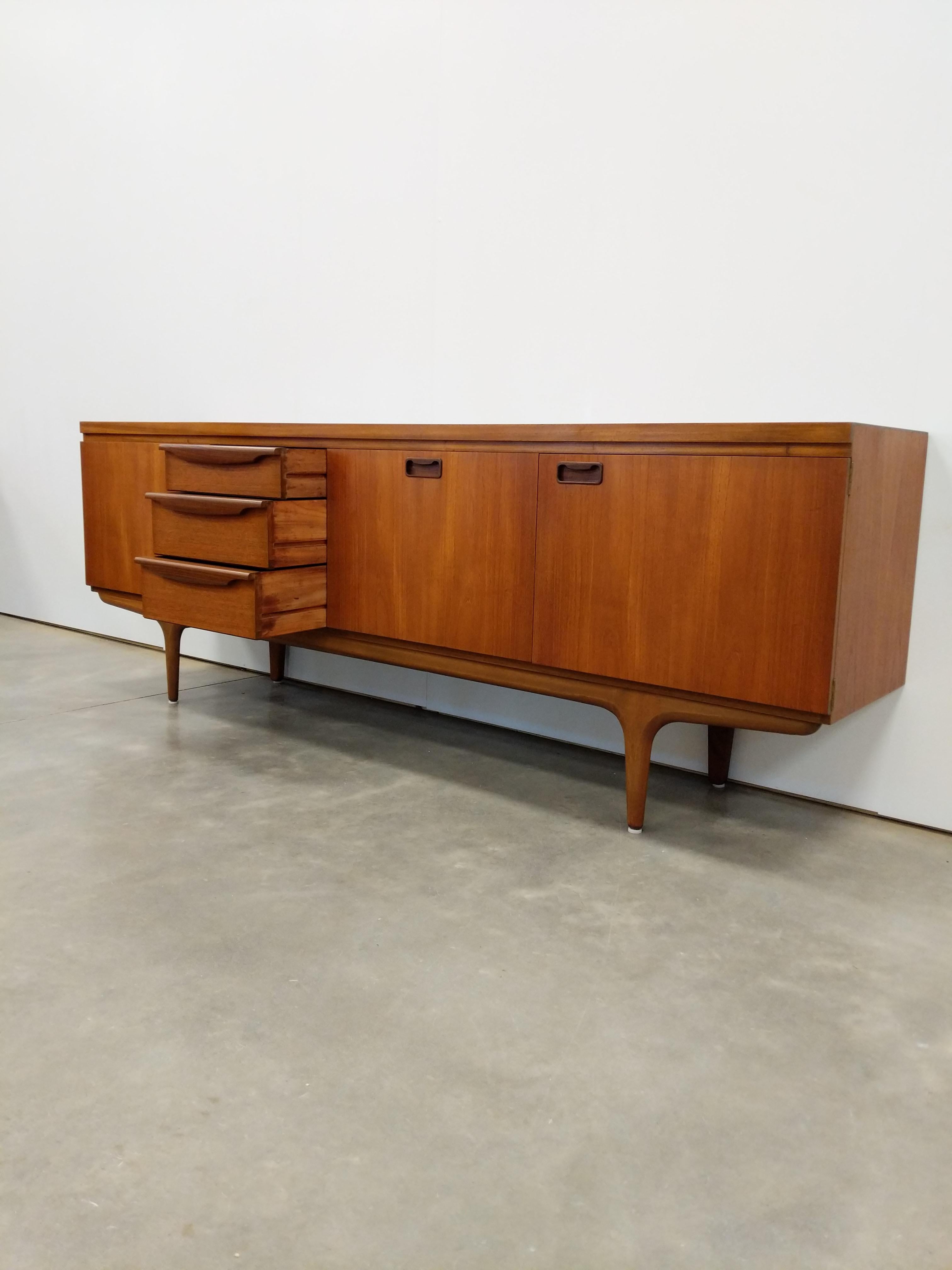 Vintage Mid Century Modern Teakholz Anrichte von Greaves & Thomas (Moderne der Mitte des Jahrhunderts) im Angebot