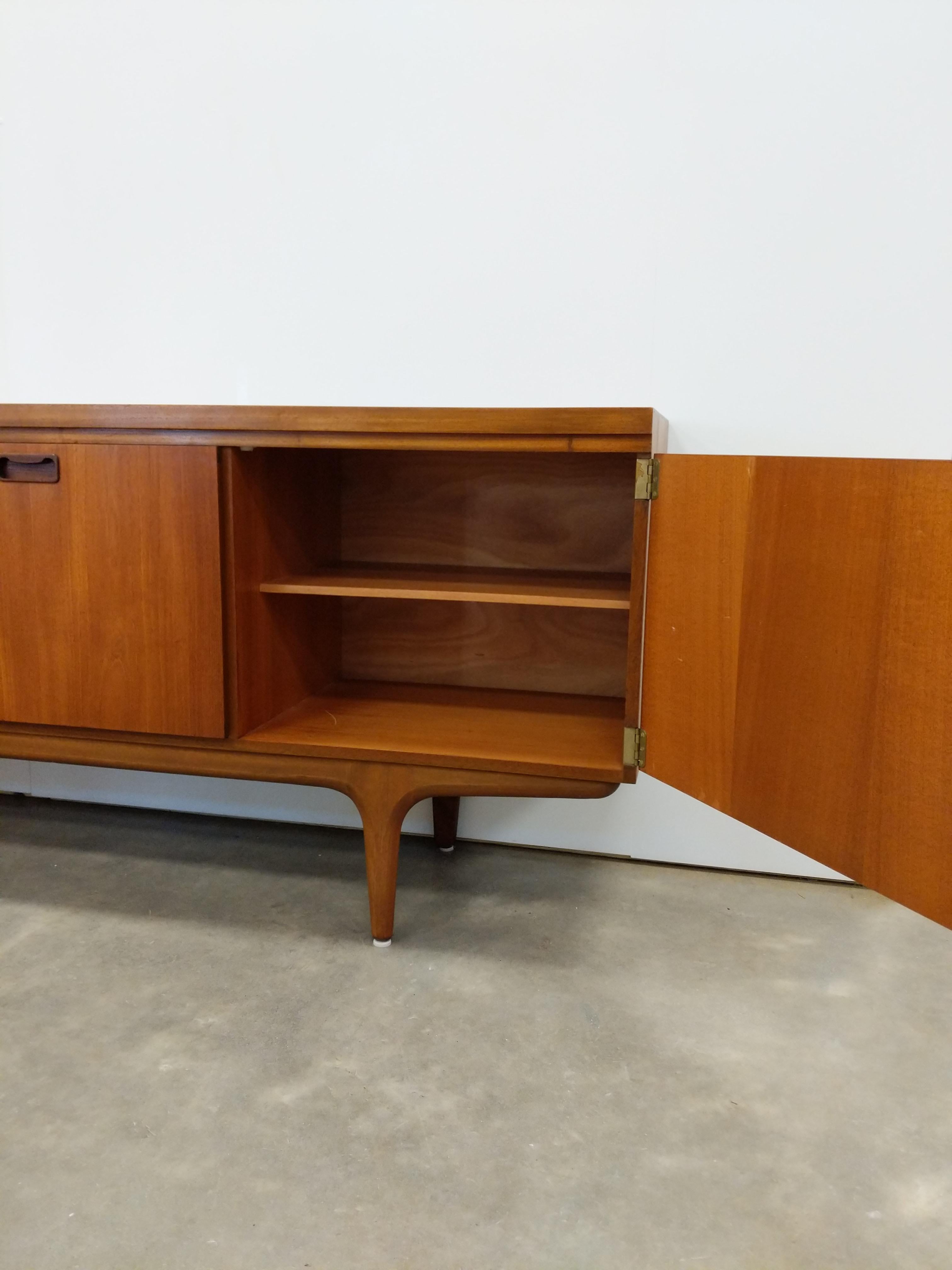 Vintage Mid Century Modern Teakholz Anrichte von Greaves & Thomas (Britisch) im Angebot