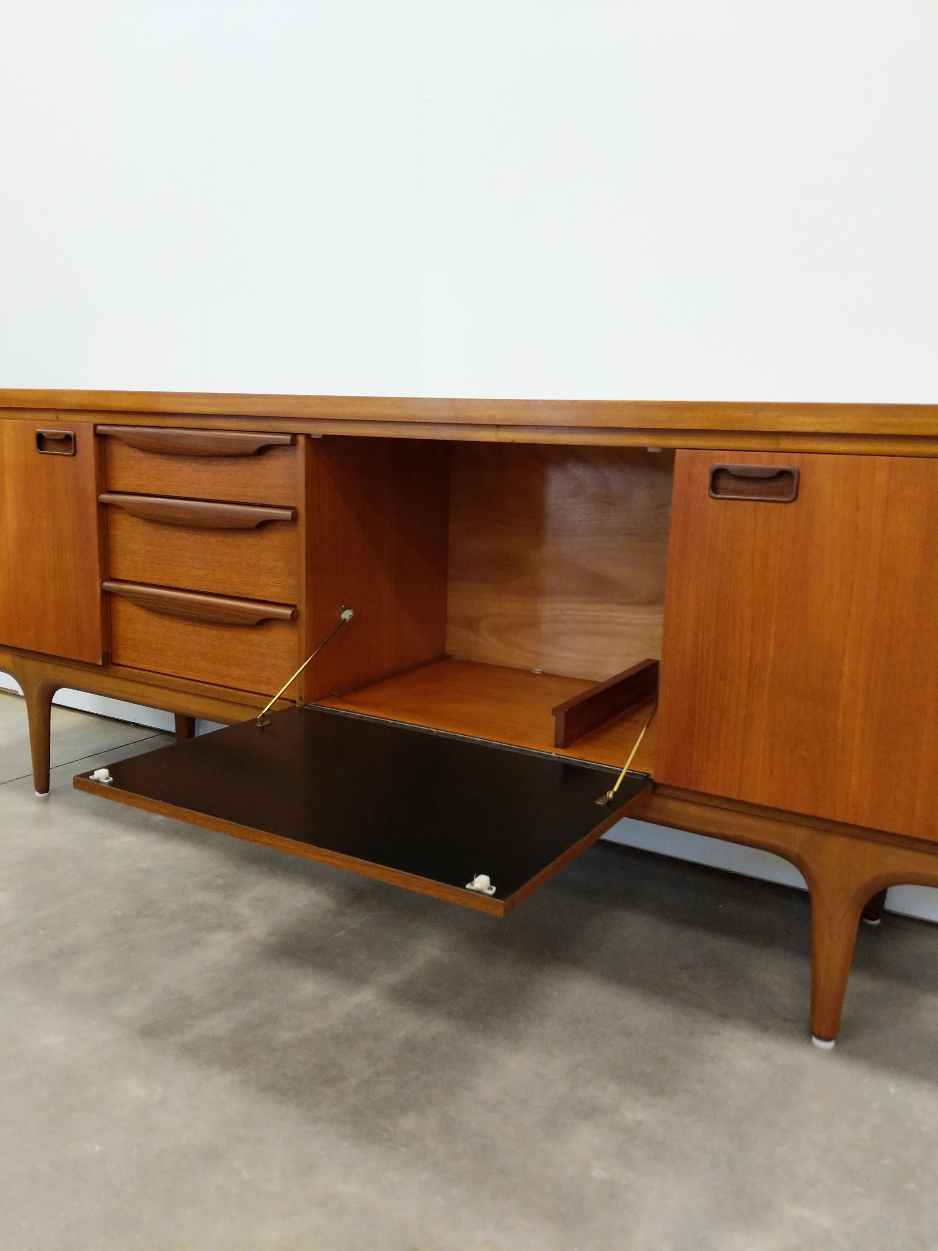 Vintage Mid Century Modern Teakholz Anrichte von Greaves & Thomas im Zustand „Gut“ im Angebot in Gardiner, NY