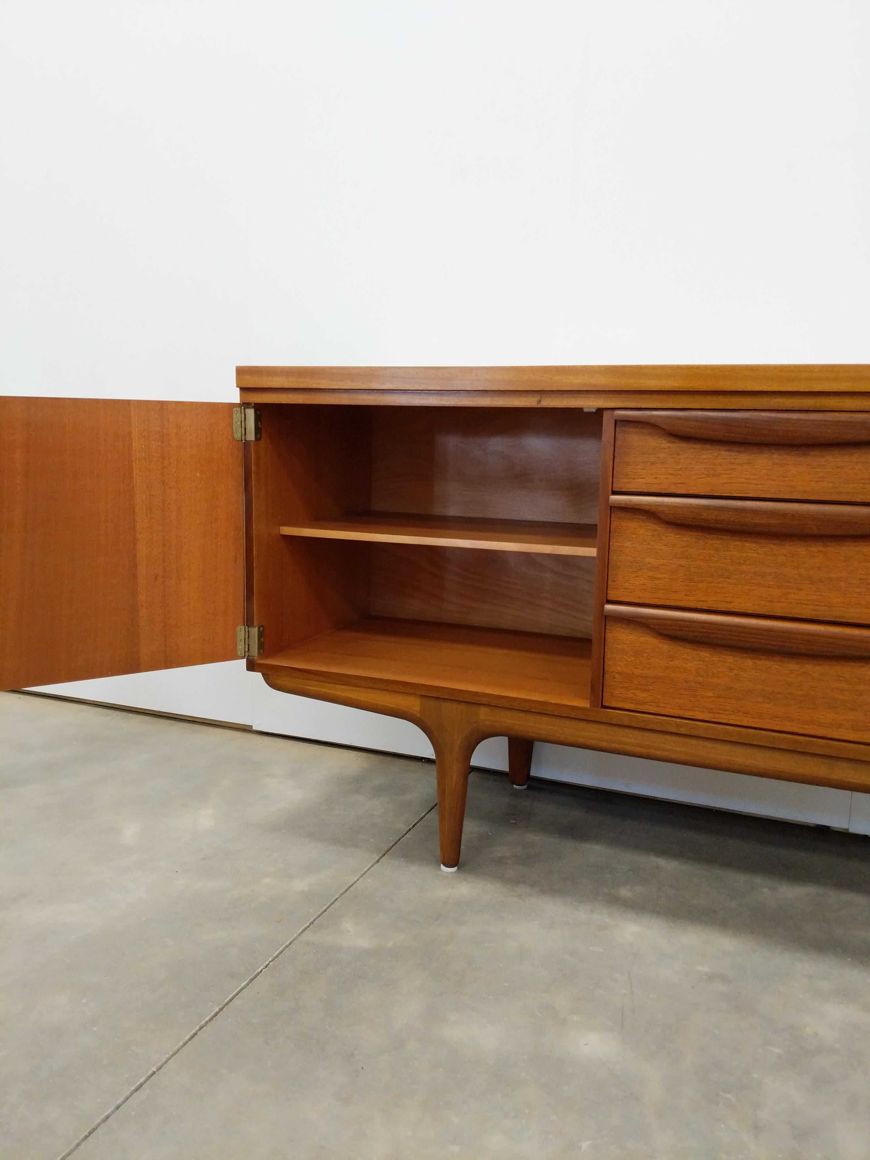 Vintage Mid Century Modern Teakholz Anrichte von Greaves & Thomas (20. Jahrhundert) im Angebot