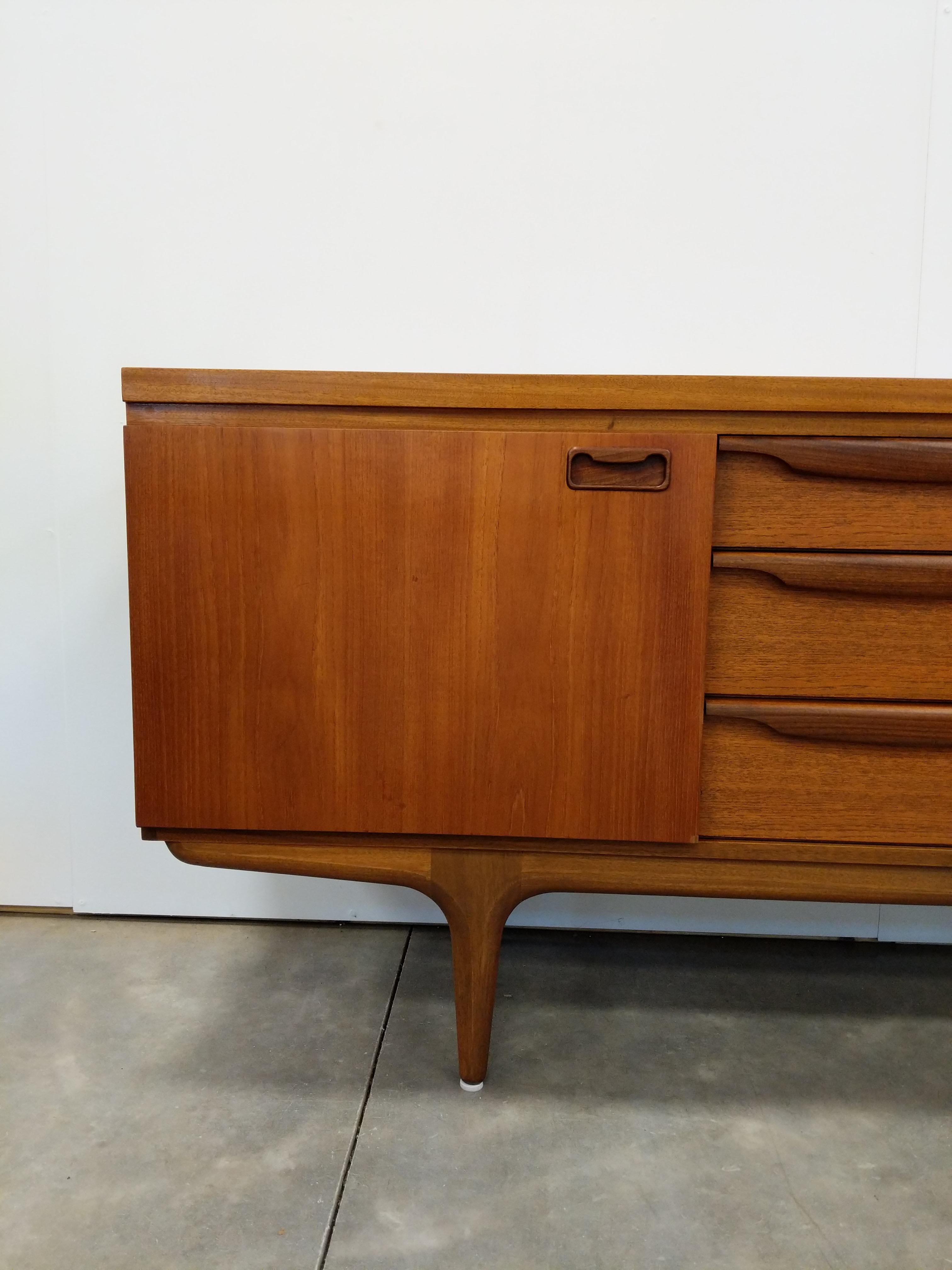 Vintage Mid Century Modern Teakholz Anrichte von Greaves & Thomas im Angebot 2