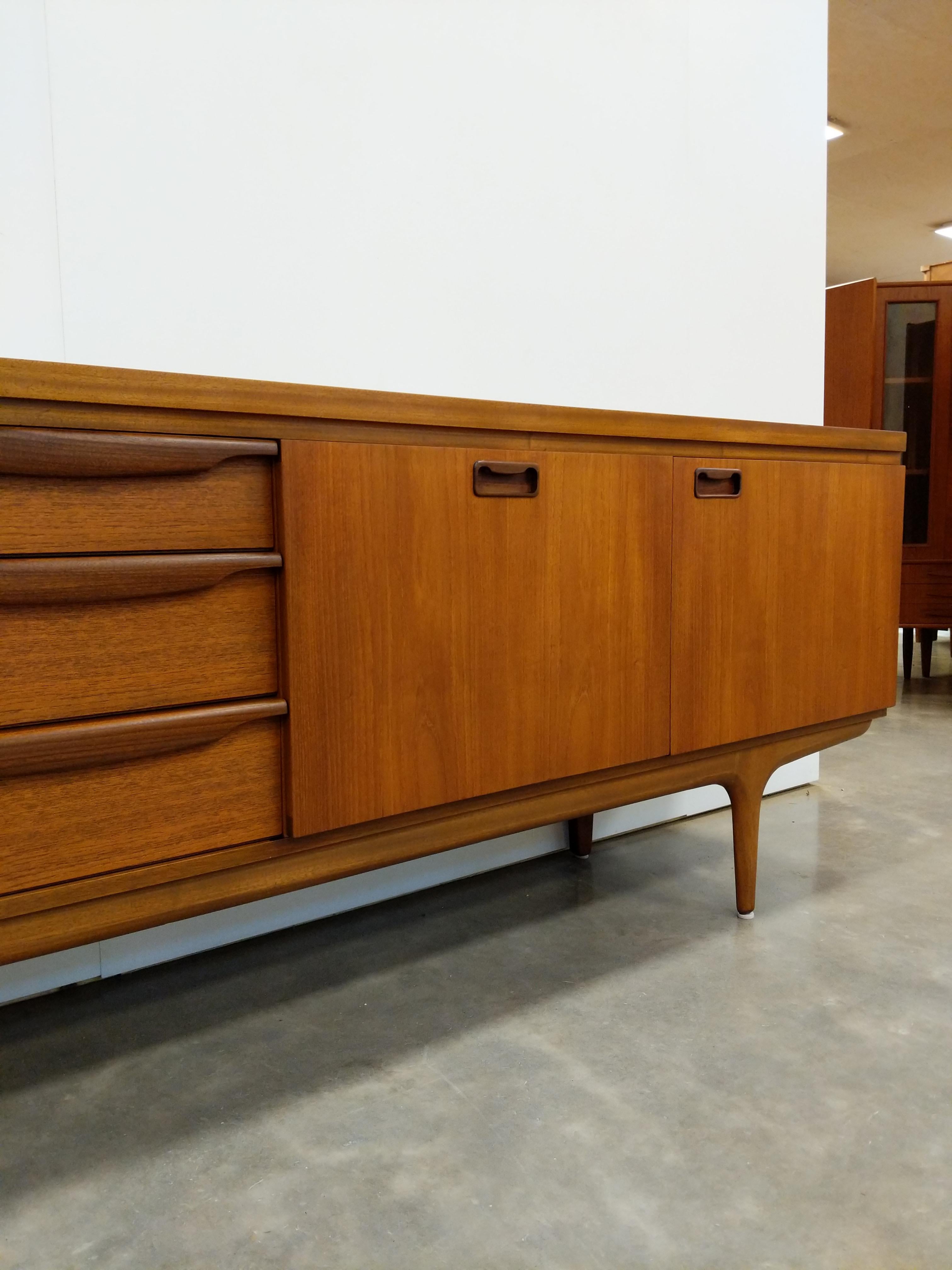 Vintage Mid Century Modern Teakholz Anrichte von Greaves & Thomas im Angebot 3