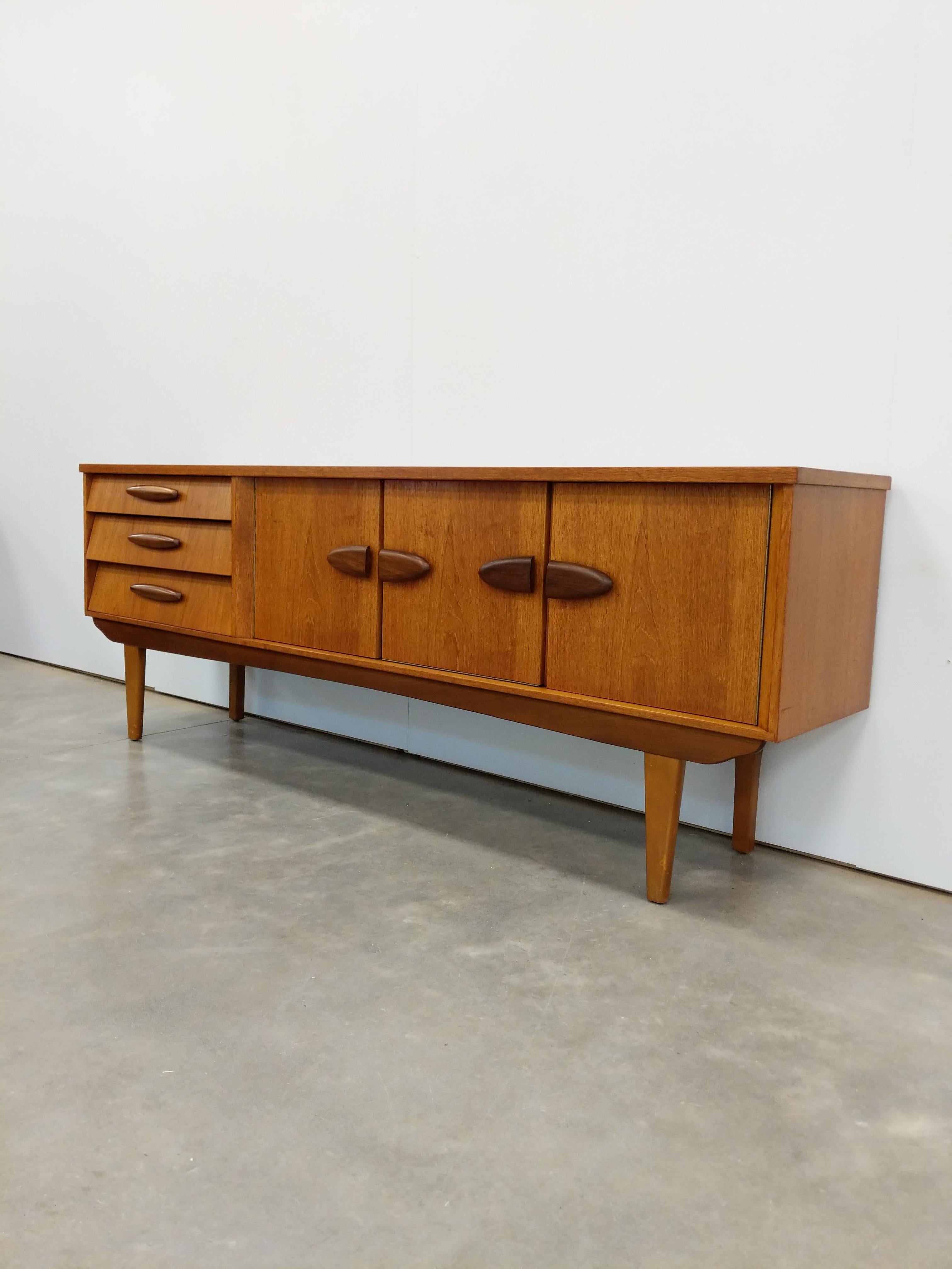Autentica credenza / credenza / console in teak vintage della metà del secolo scorso.

Da Jentique.

Questo pezzo è in ottime condizioni con pochi segni di usura dovuti all'età (vedi foto).

Se desideri ulteriori dettagli,