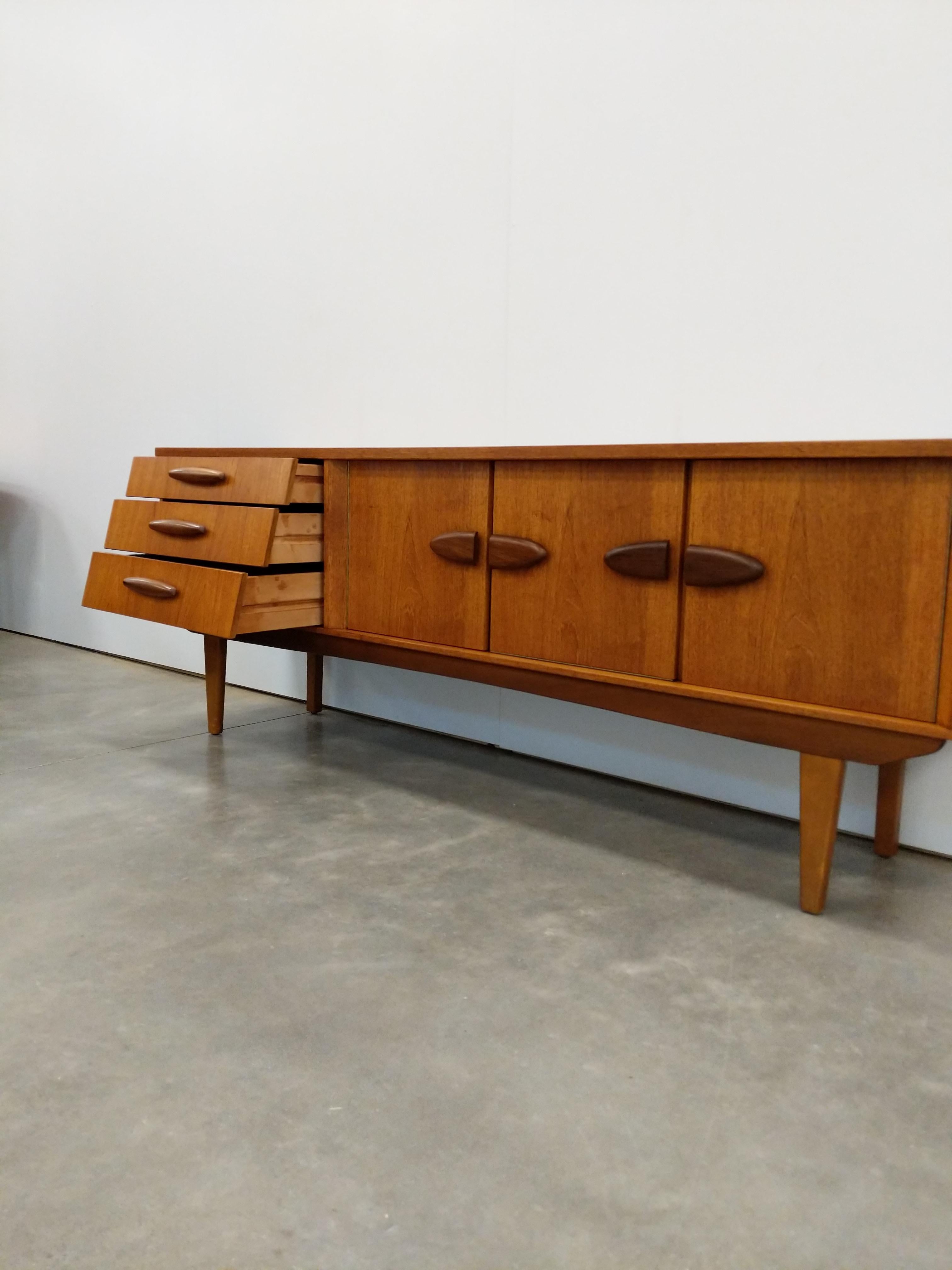 Mid-Century moderno Credenza vintage in teak del Mid Century Modern di Jentique in vendita