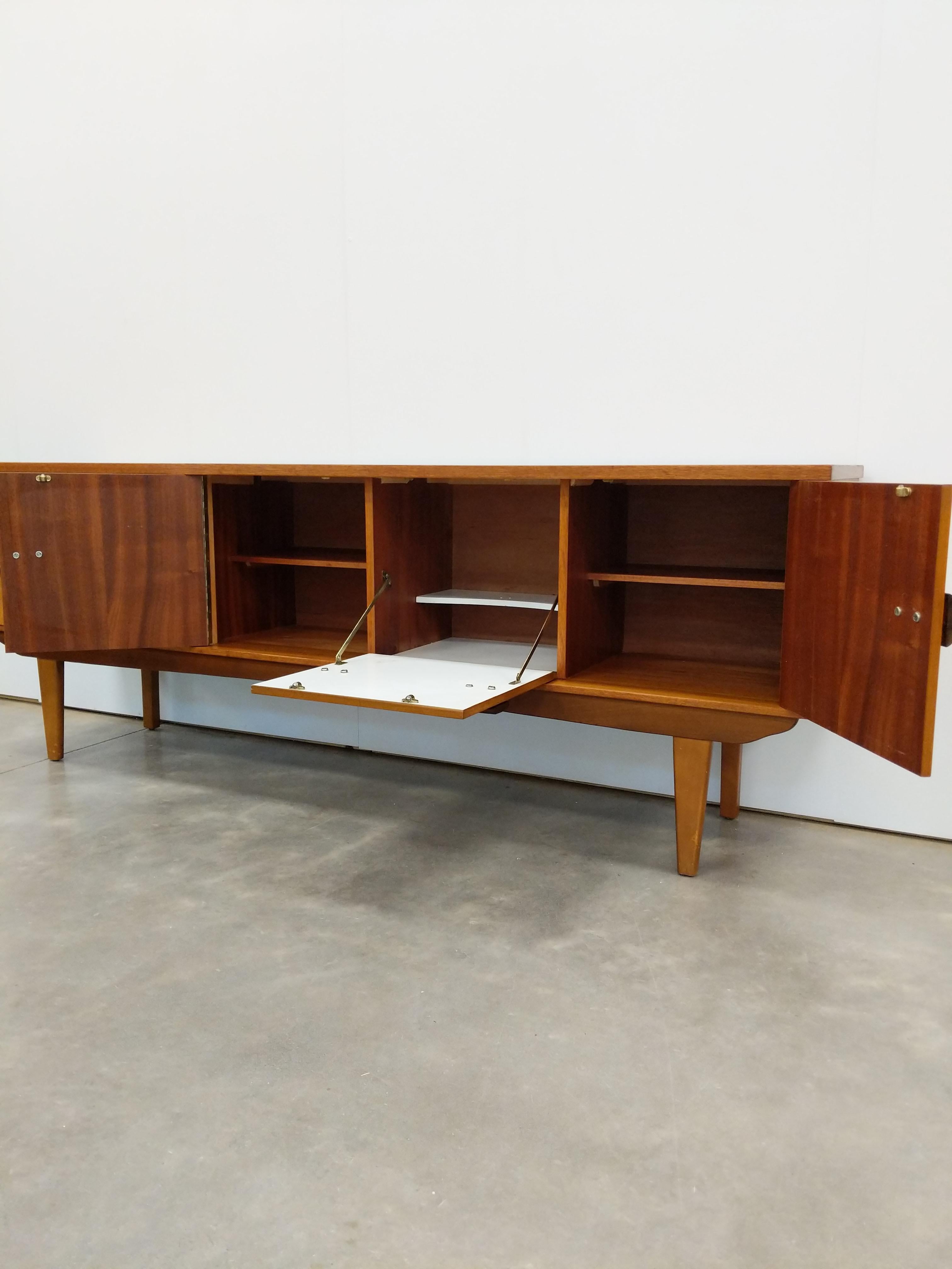 Britannico Credenza vintage in teak del Mid Century Modern di Jentique in vendita