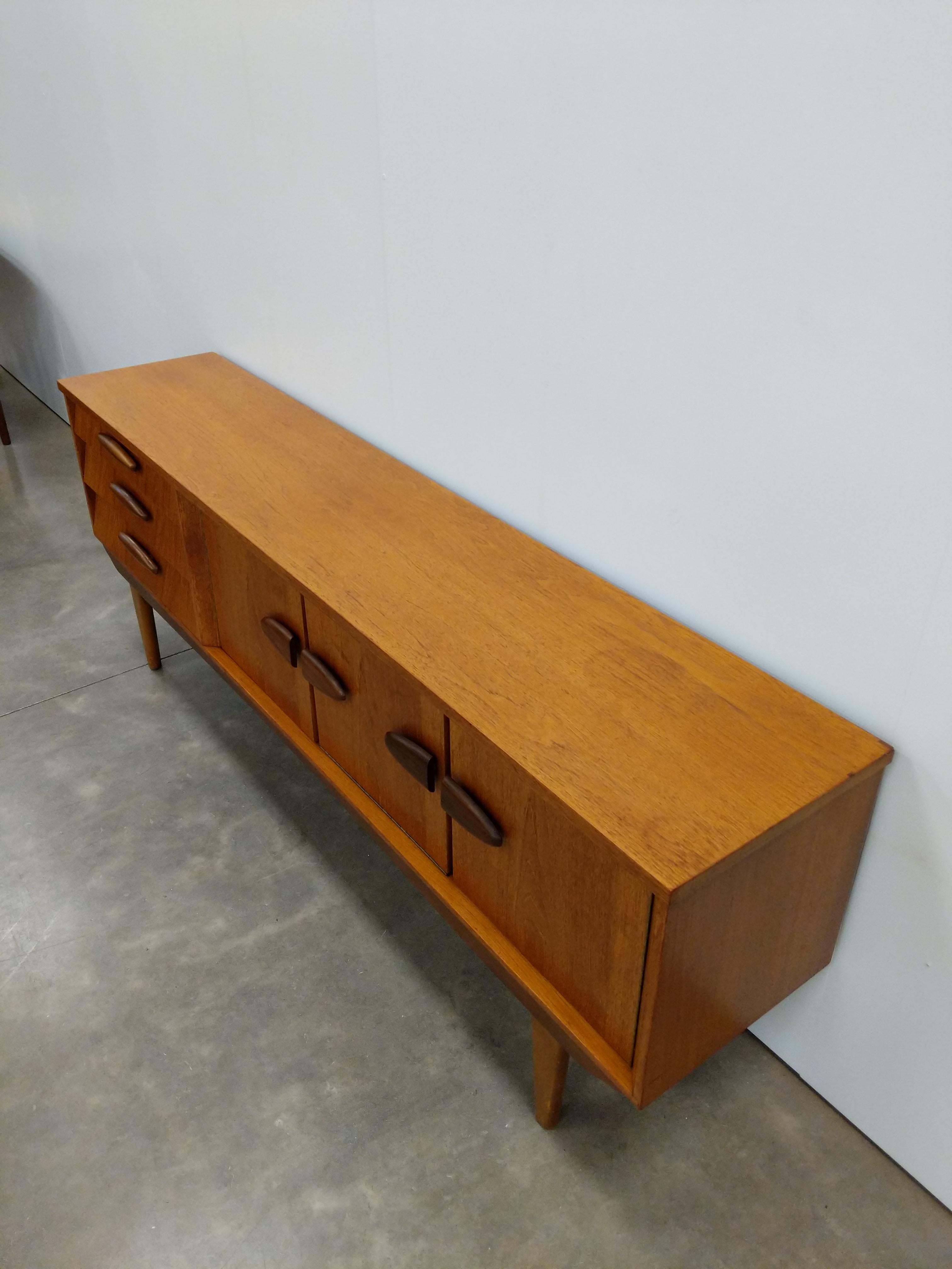 Credenza vintage in teak del Mid Century Modern di Jentique In condizioni buone in vendita a Gardiner, NY