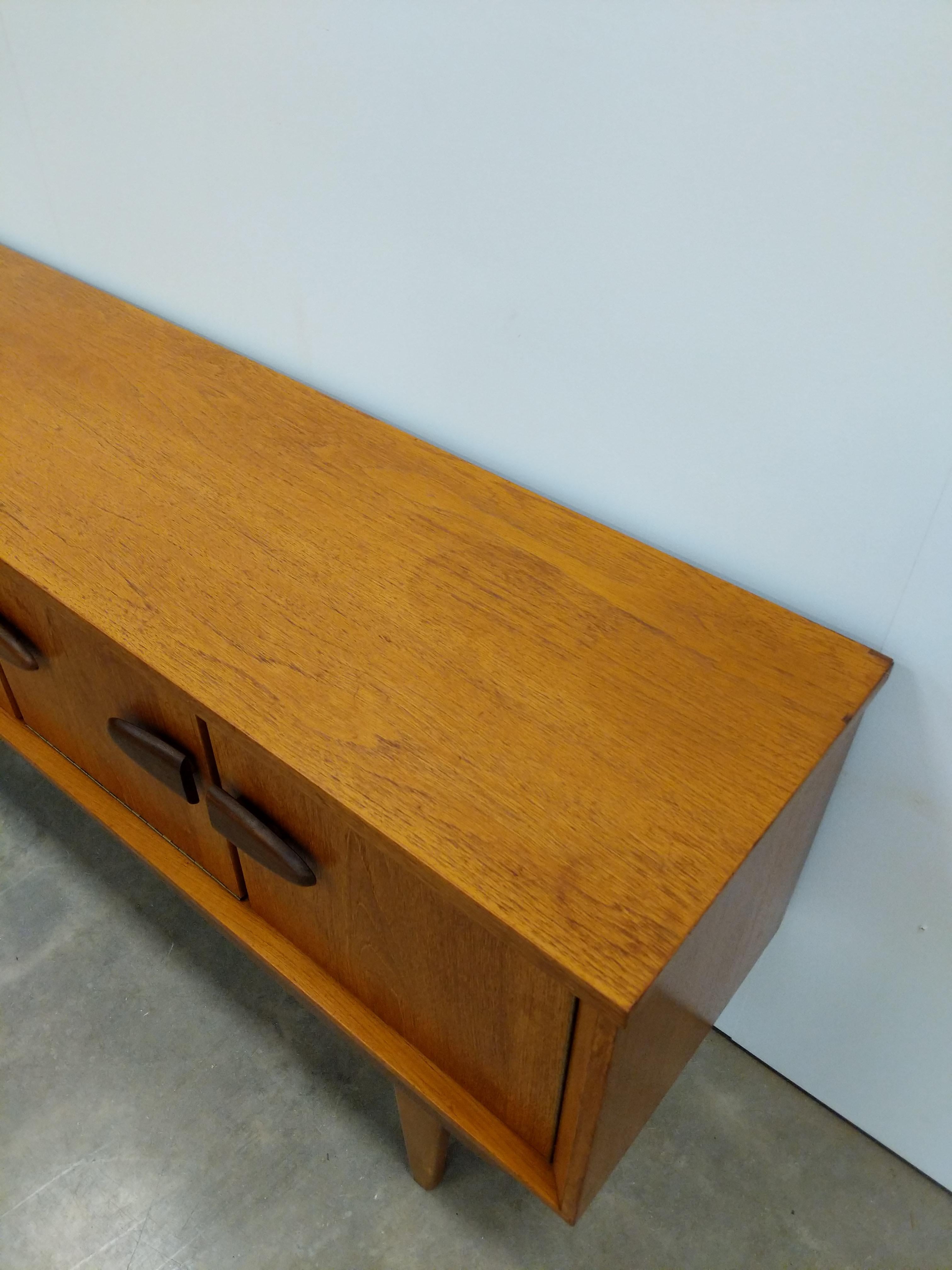XX secolo Credenza vintage in teak del Mid Century Modern di Jentique in vendita
