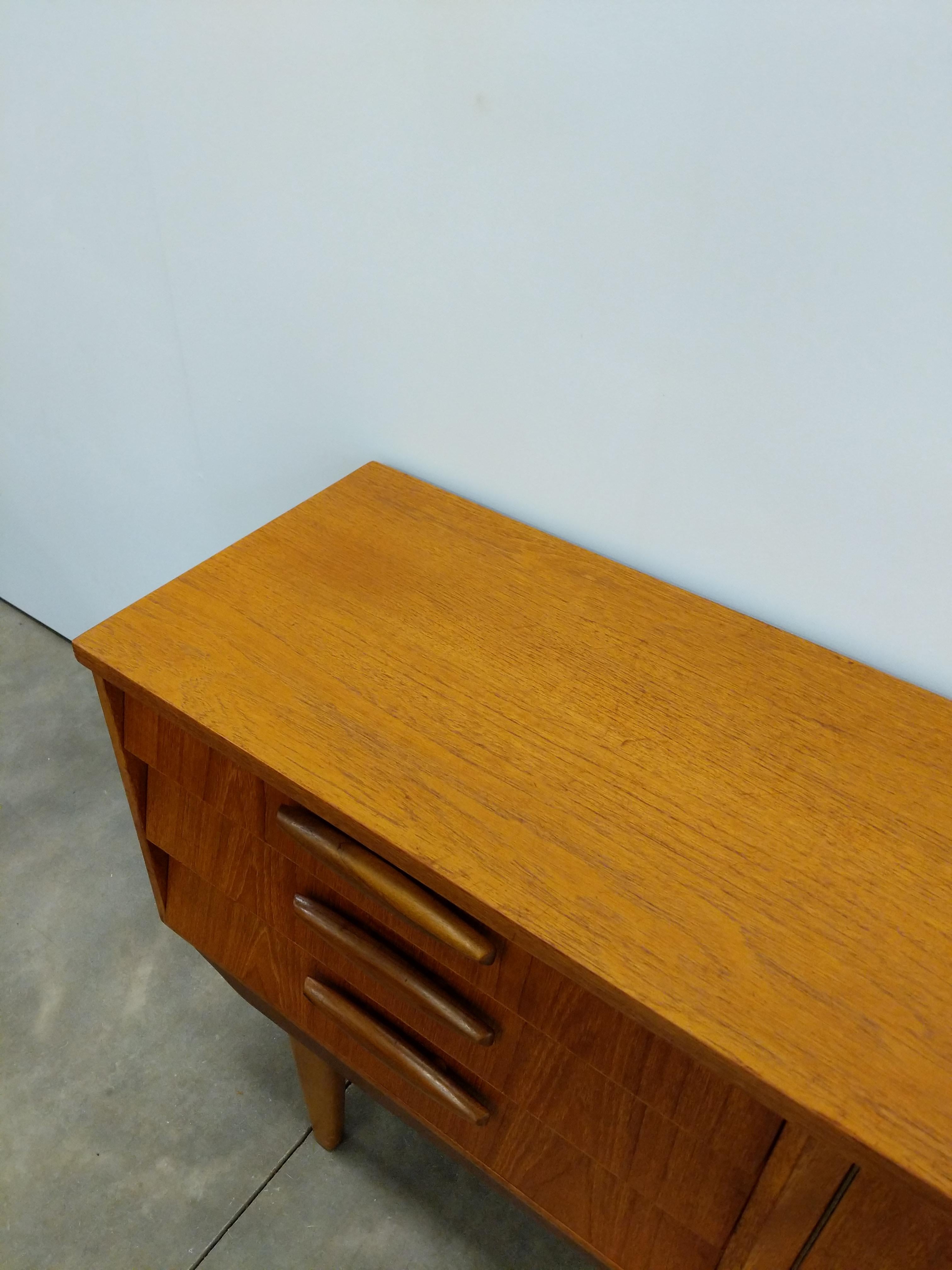 Teak Credenza vintage in teak del Mid Century Modern di Jentique in vendita