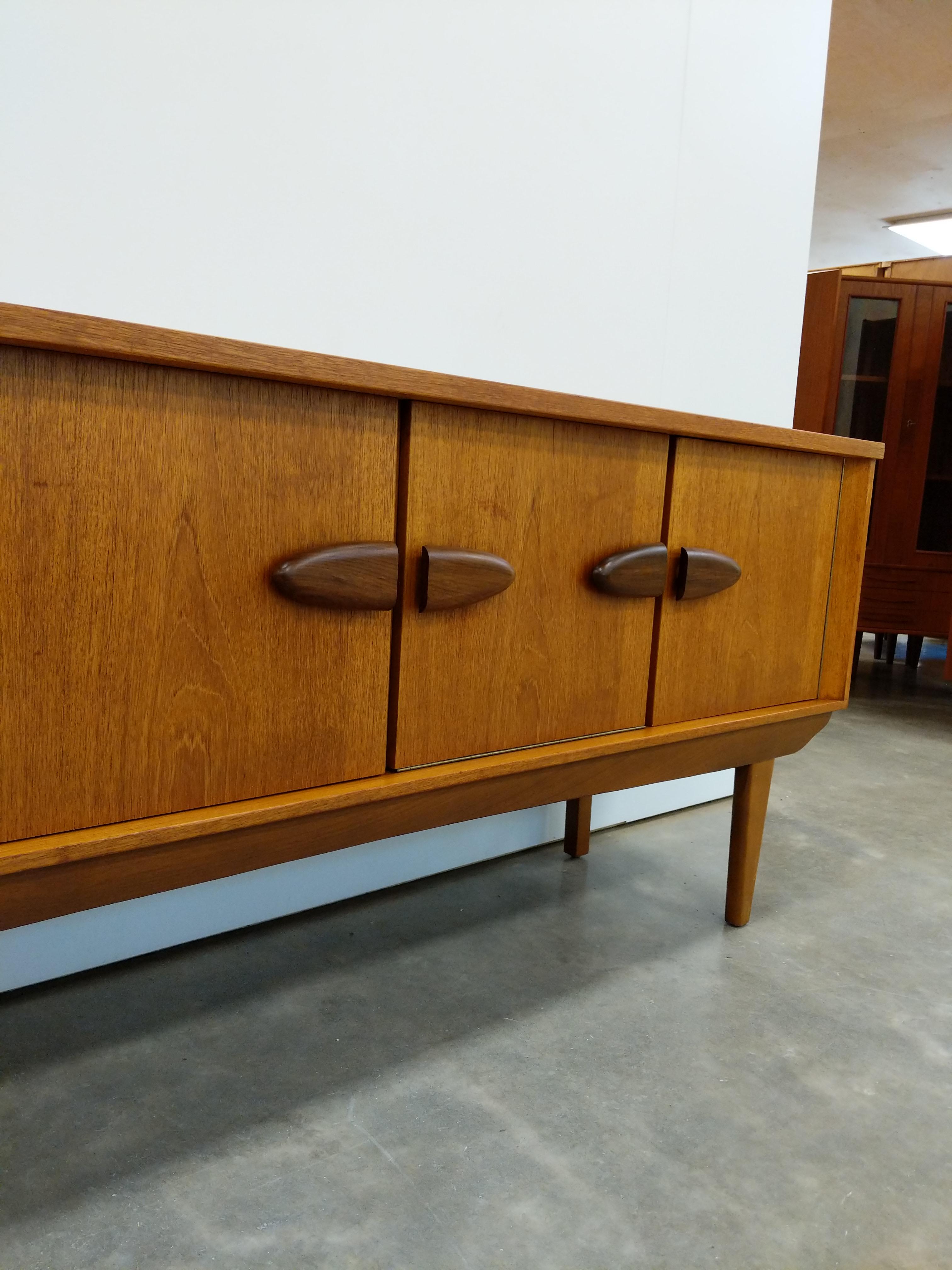 Credenza vintage in teak del Mid Century Modern di Jentique in vendita 2