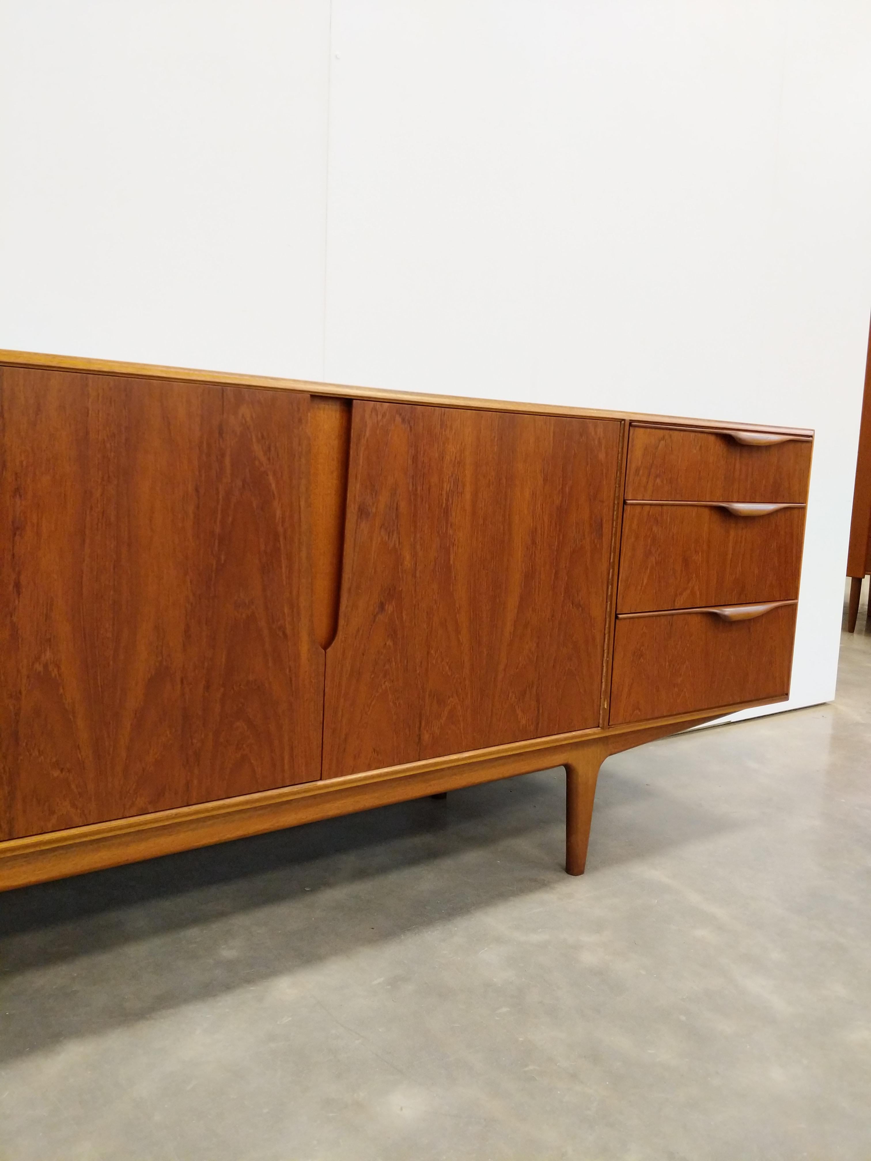 Credenza vintage de teca moderna de mediados de siglo de McIntosh en venta 3