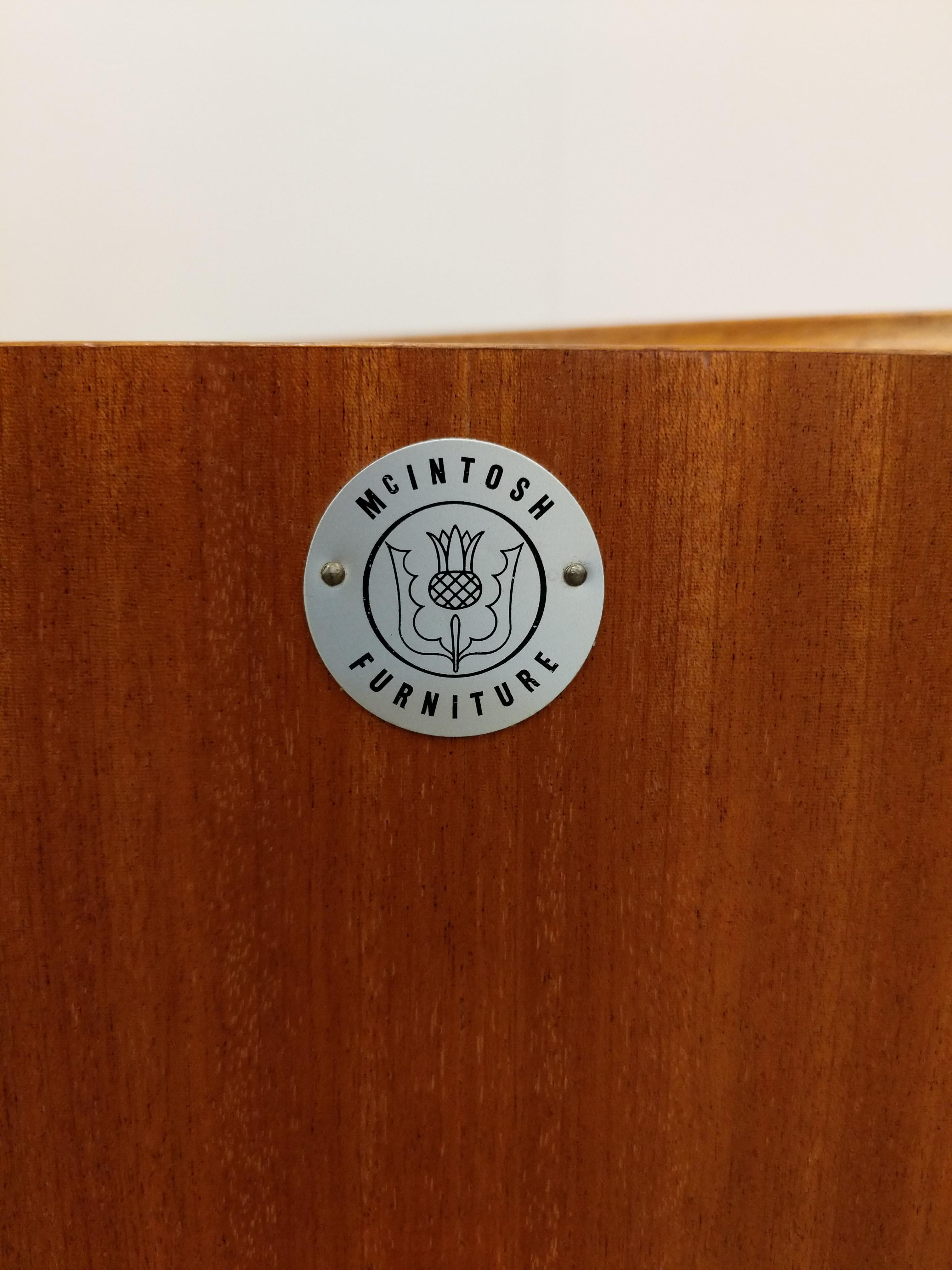 Credenza vintage de teca moderna de mediados de siglo de McIntosh en venta 4