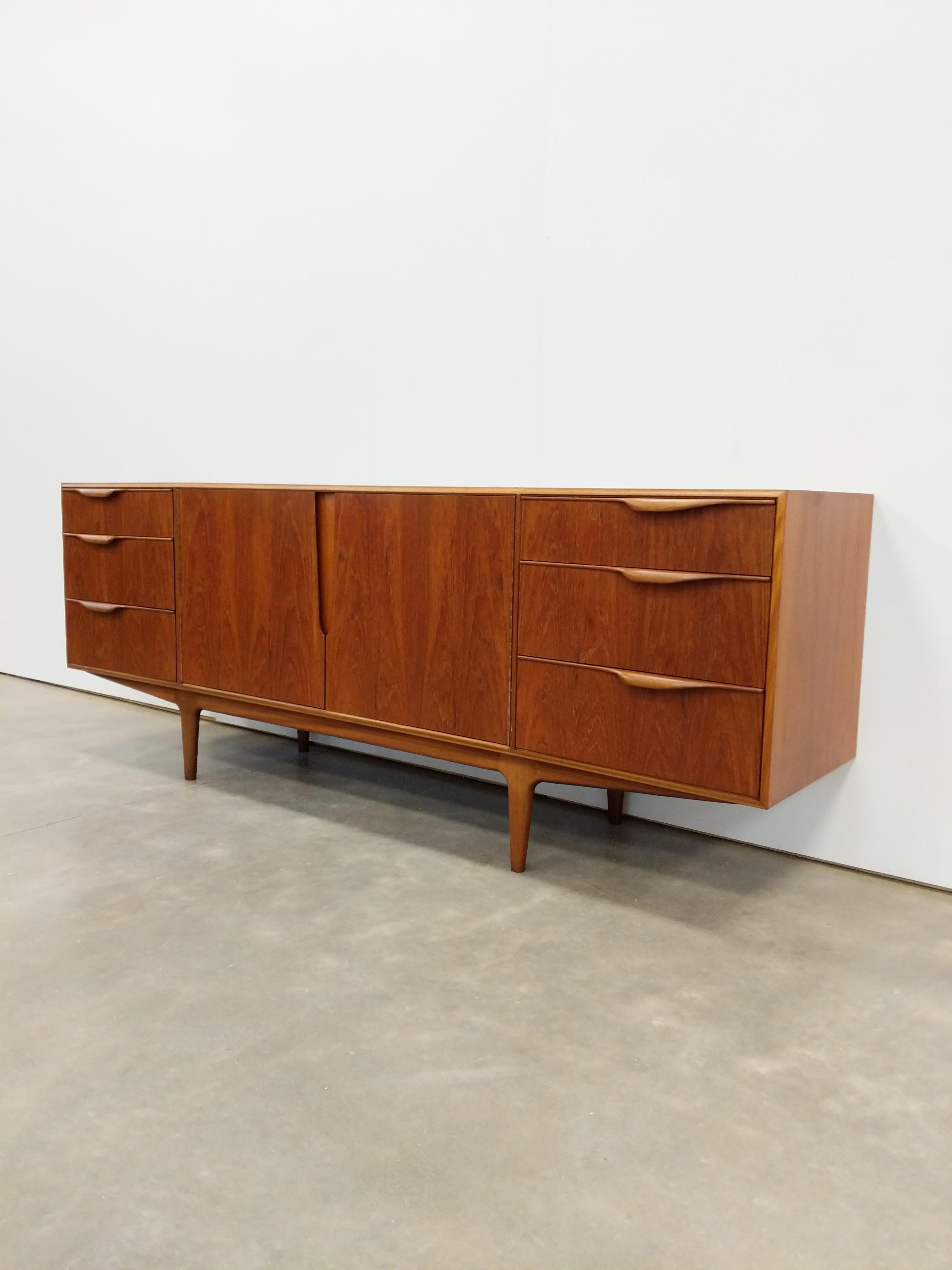 Auténtico aparador / consola vintage de teca de mediados del siglo XX.

Diseñado por Tom Robertson para McIntosh Furniture.

Etiqueta del fabricante en el interior de la puerta.

Esta pieza está en excelente estado, con pocos signos de desgaste