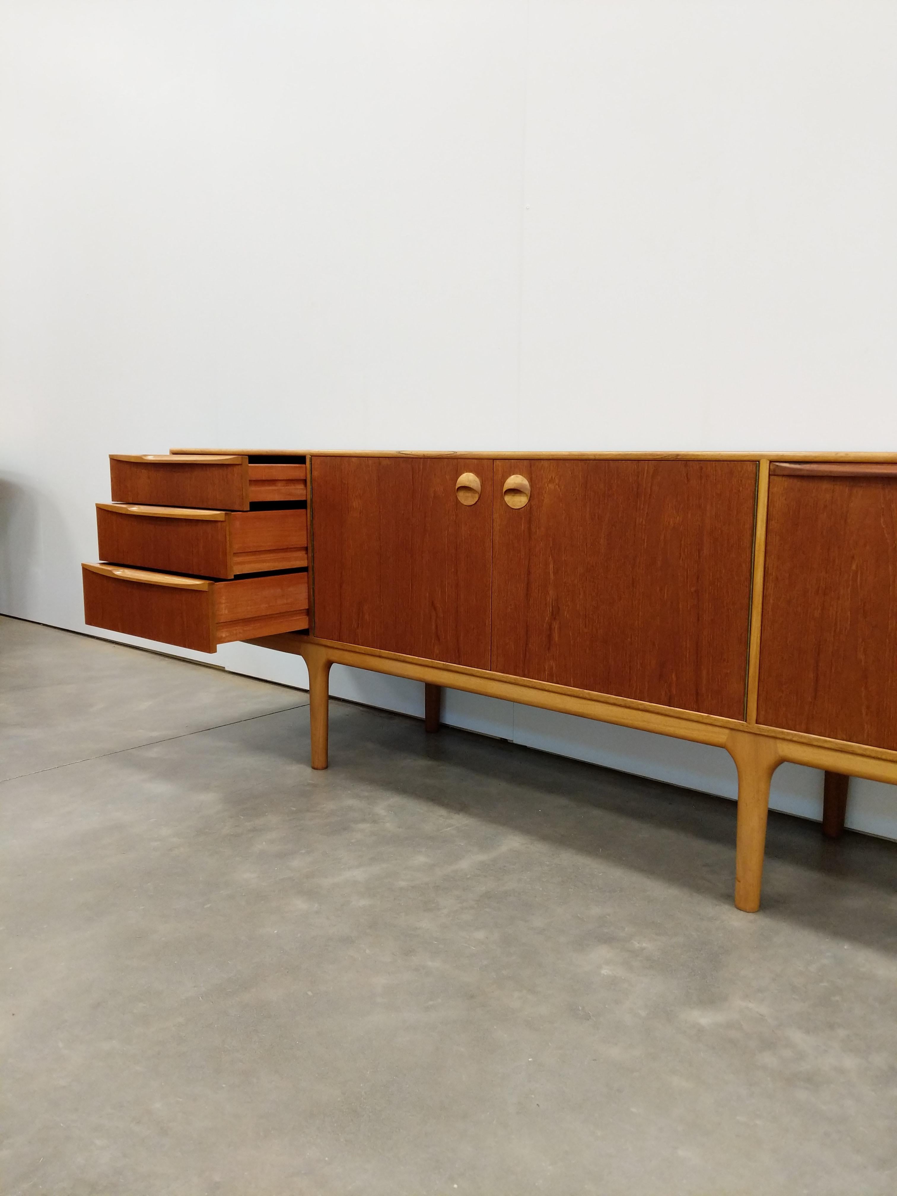 Autentica credenza / credenza / console in teak vintage della metà del secolo scorso.

Modello 