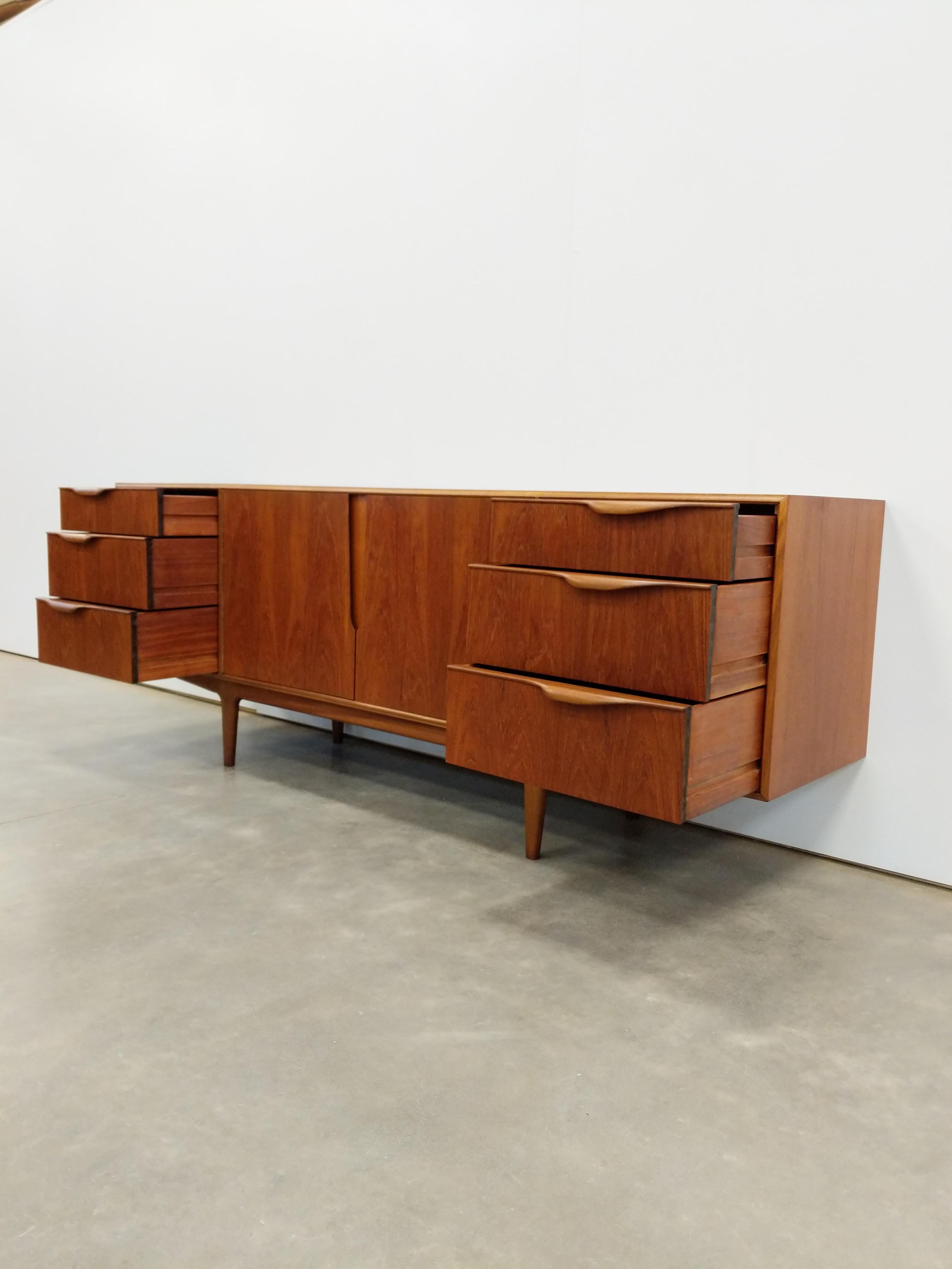 Credenza vintage de teca moderna de mediados de siglo de McIntosh Moderno de mediados de siglo en venta