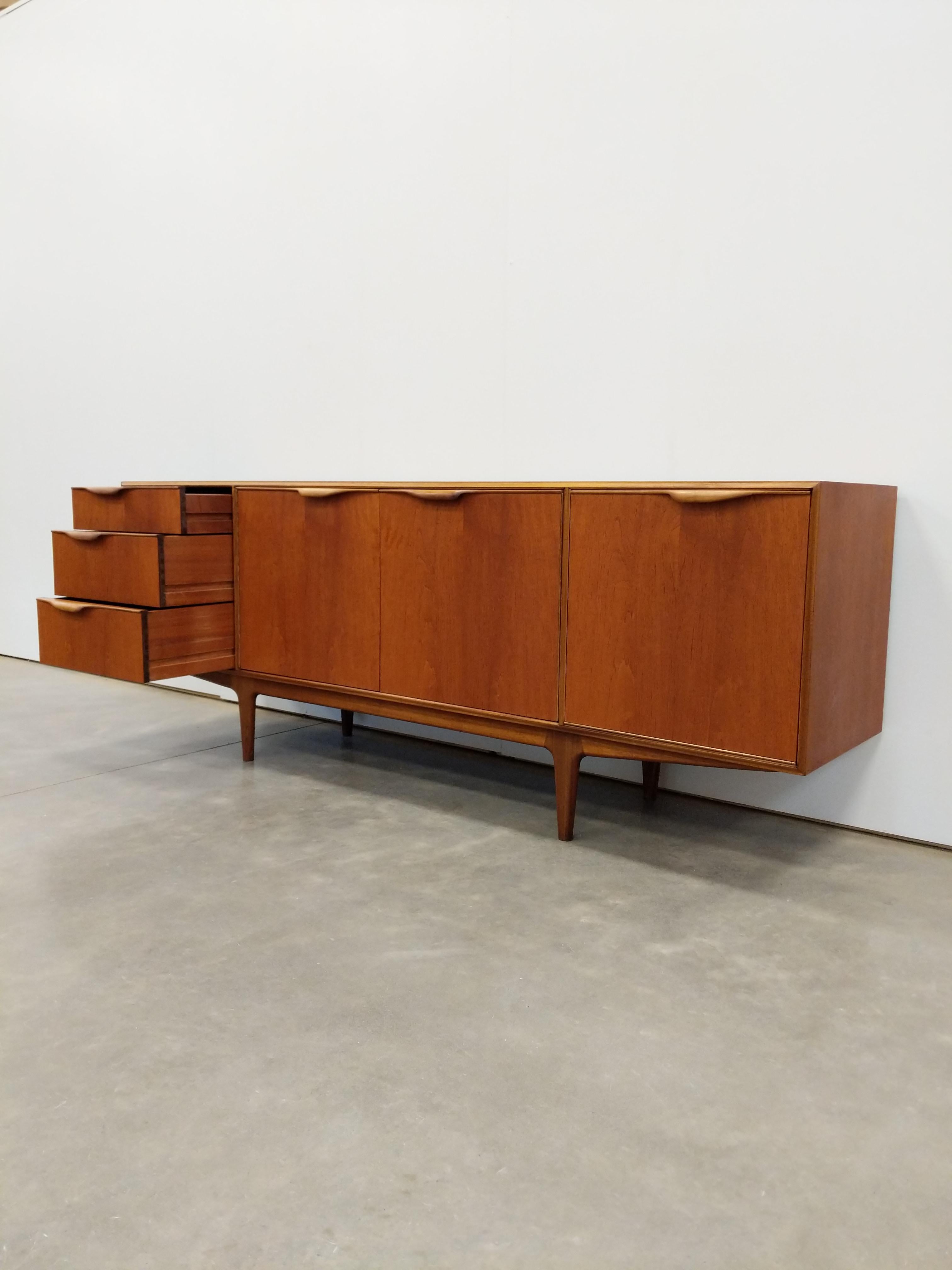 Credenza vintage de teca moderna de mediados de siglo de McIntosh Moderno de mediados de siglo en venta