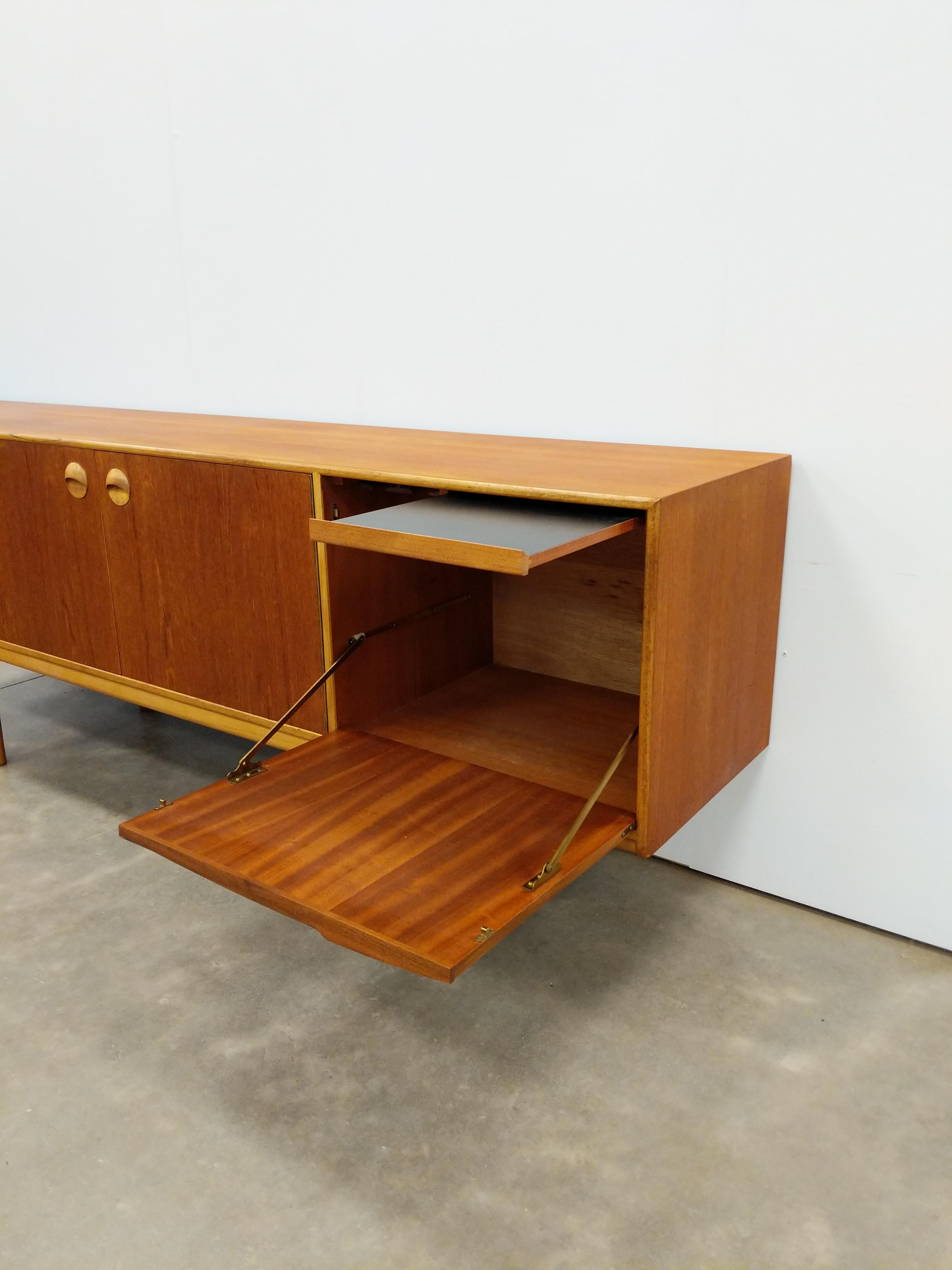 Mid-Century moderno Credenza in teak vintage del Mid Century Modern di McIntosh in vendita
