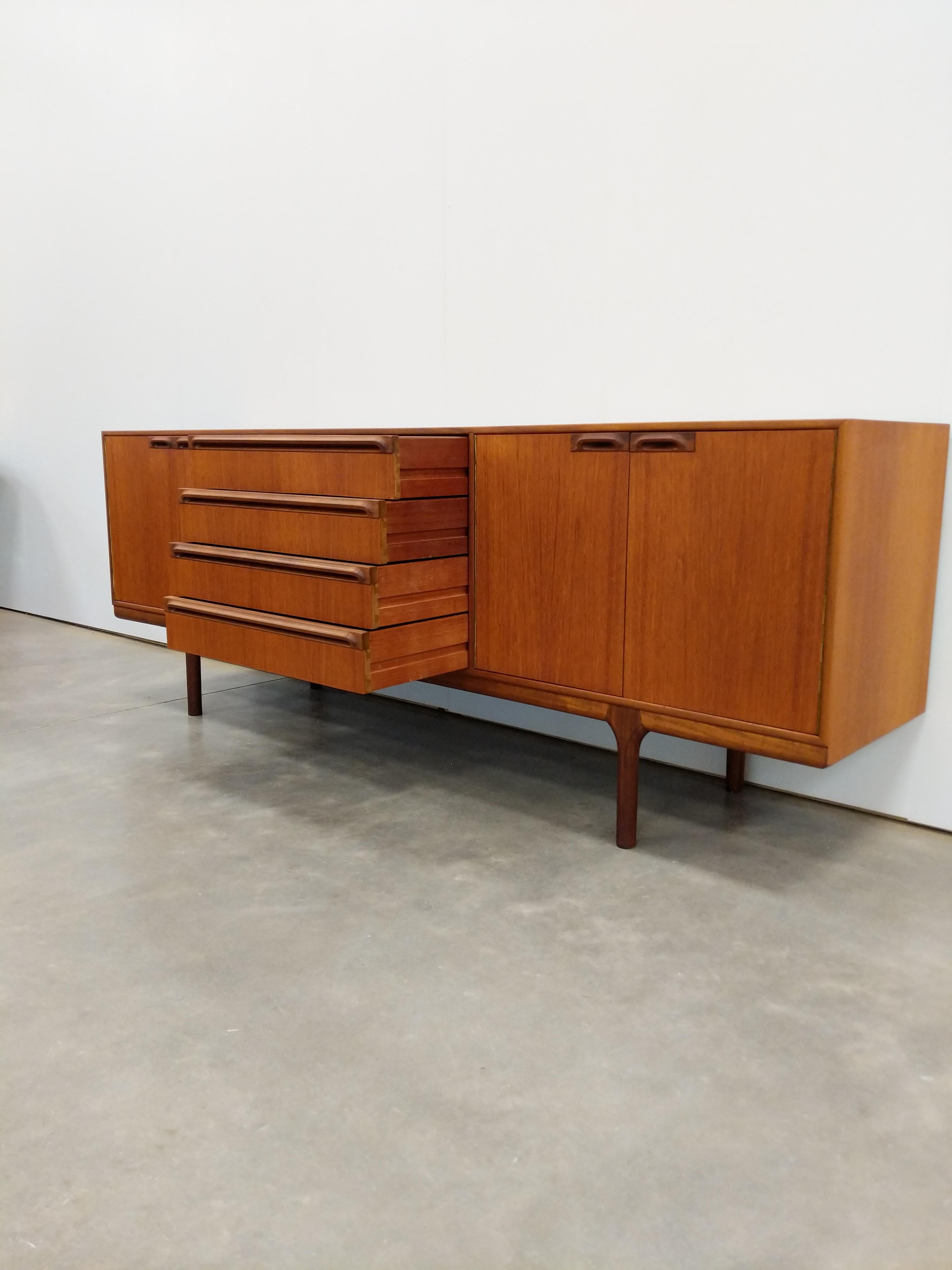 Mid-Century moderno Credenza in teak vintage del Mid Century Modern di McIntosh in vendita