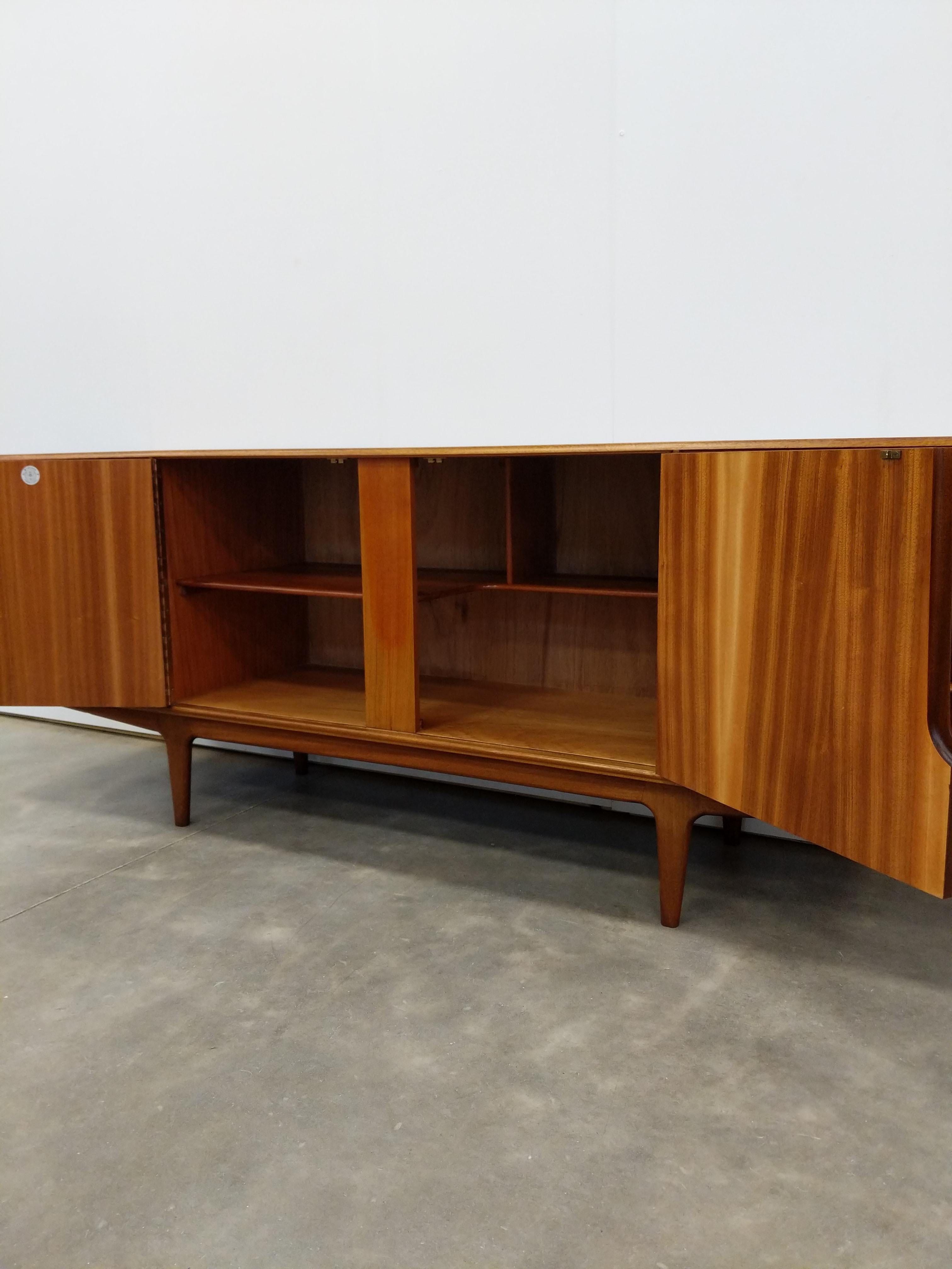 Credenza vintage de teca moderna de mediados de siglo de McIntosh Británico en venta