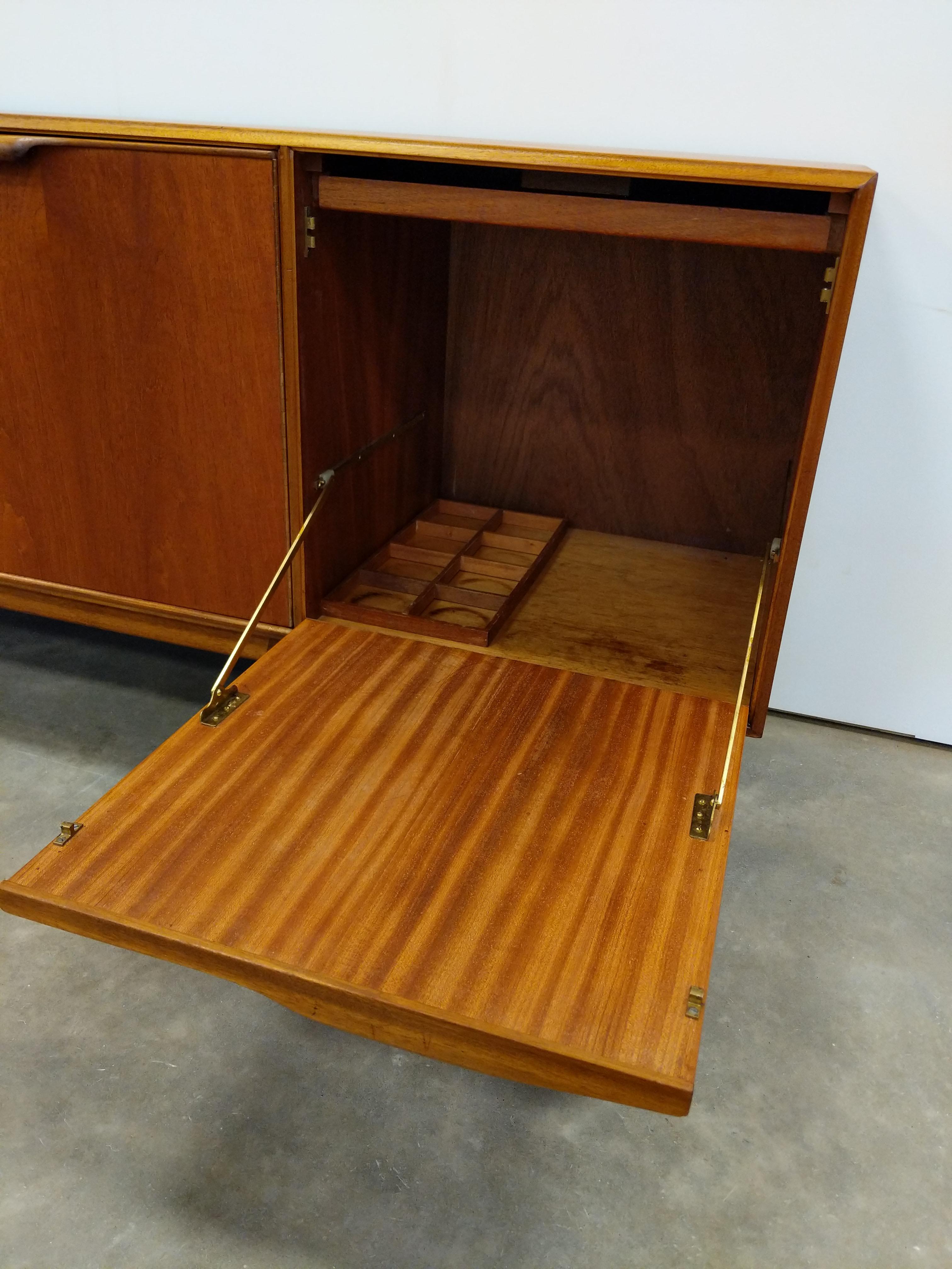 Credenza vintage de teca moderna de mediados de siglo de McIntosh Británico en venta