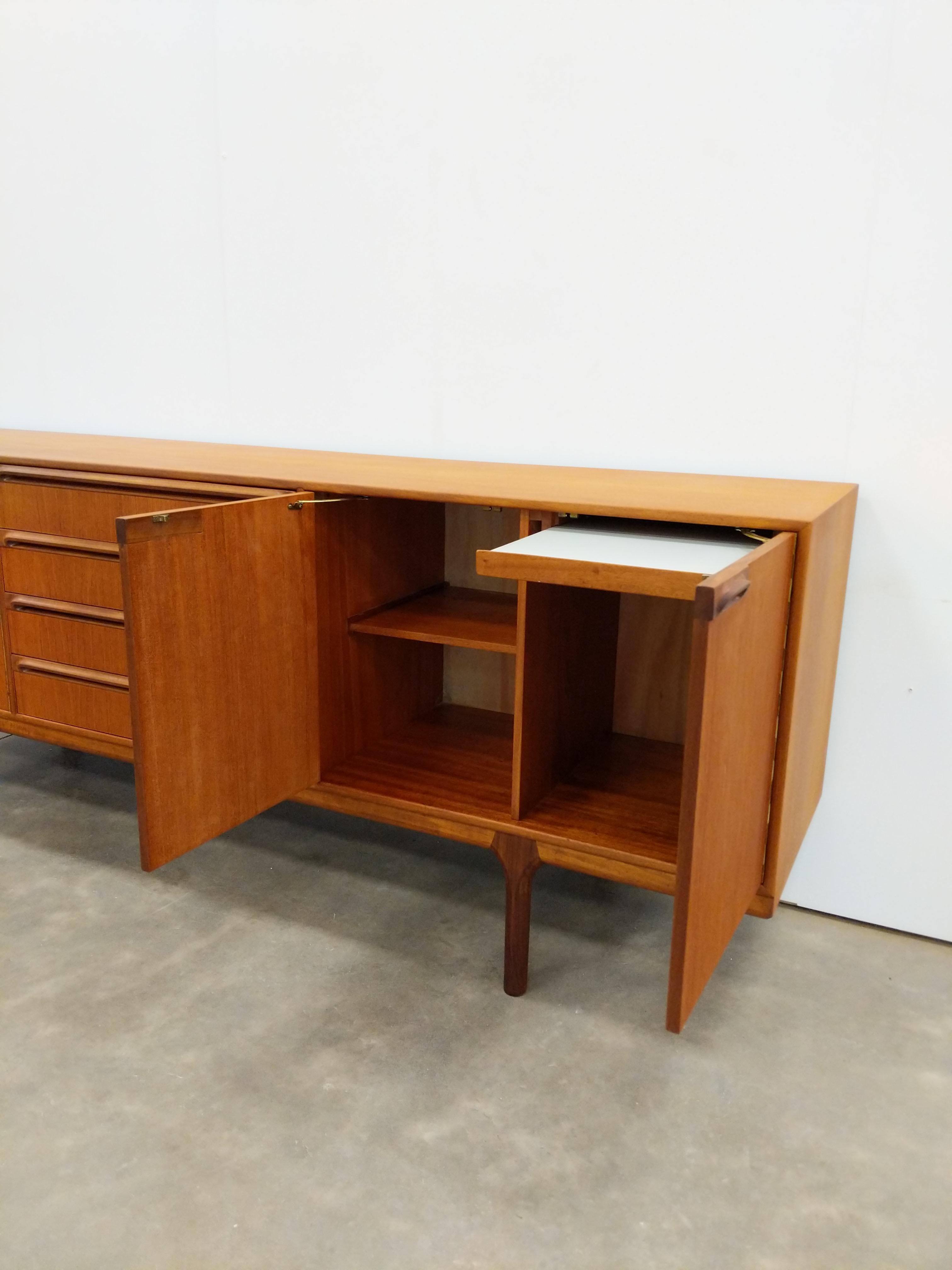 Britannico Credenza in teak vintage del Mid Century Modern di McIntosh in vendita
