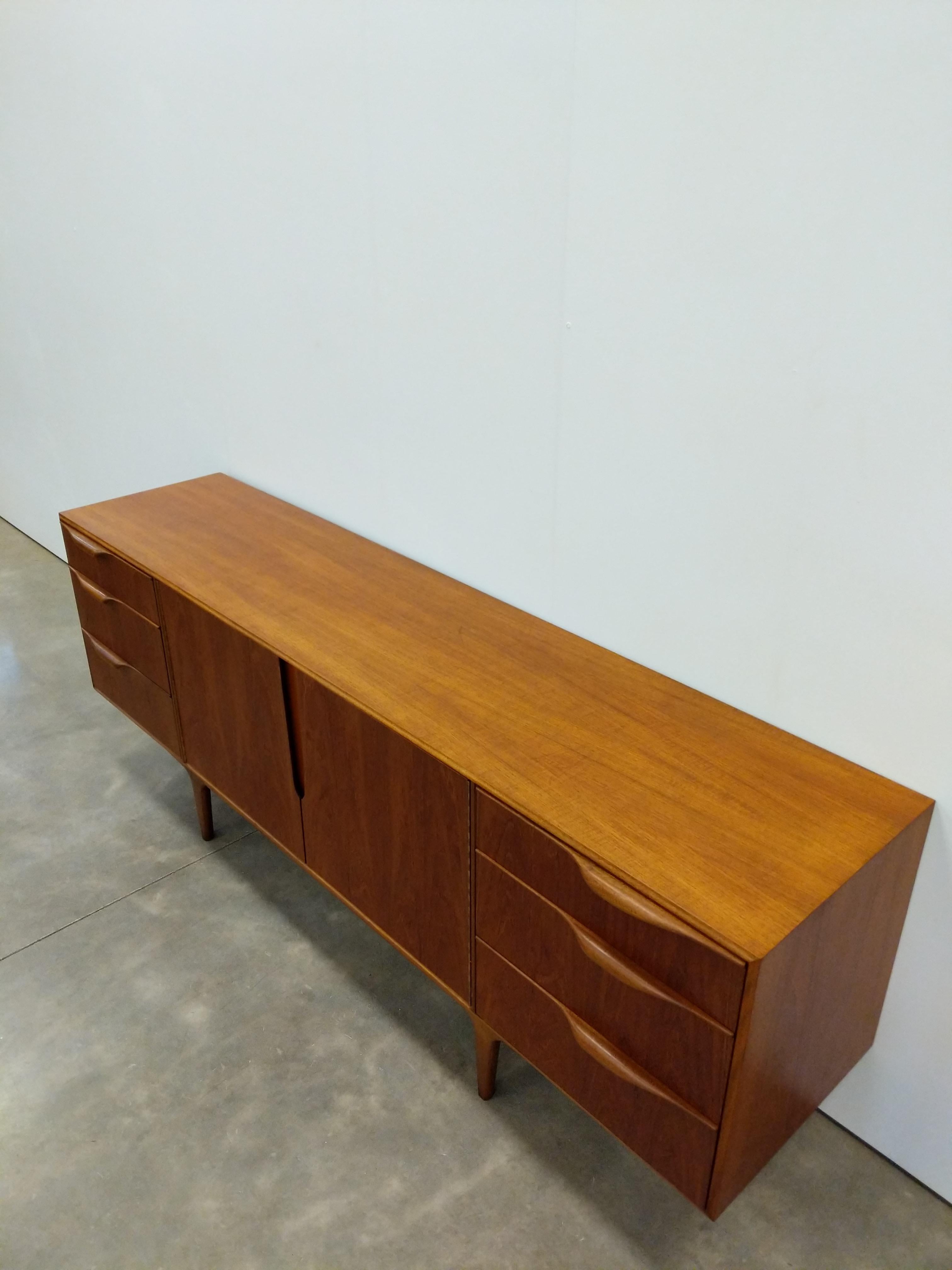 Credenza vintage de teca moderna de mediados de siglo de McIntosh en Bueno estado para la venta en Gardiner, NY
