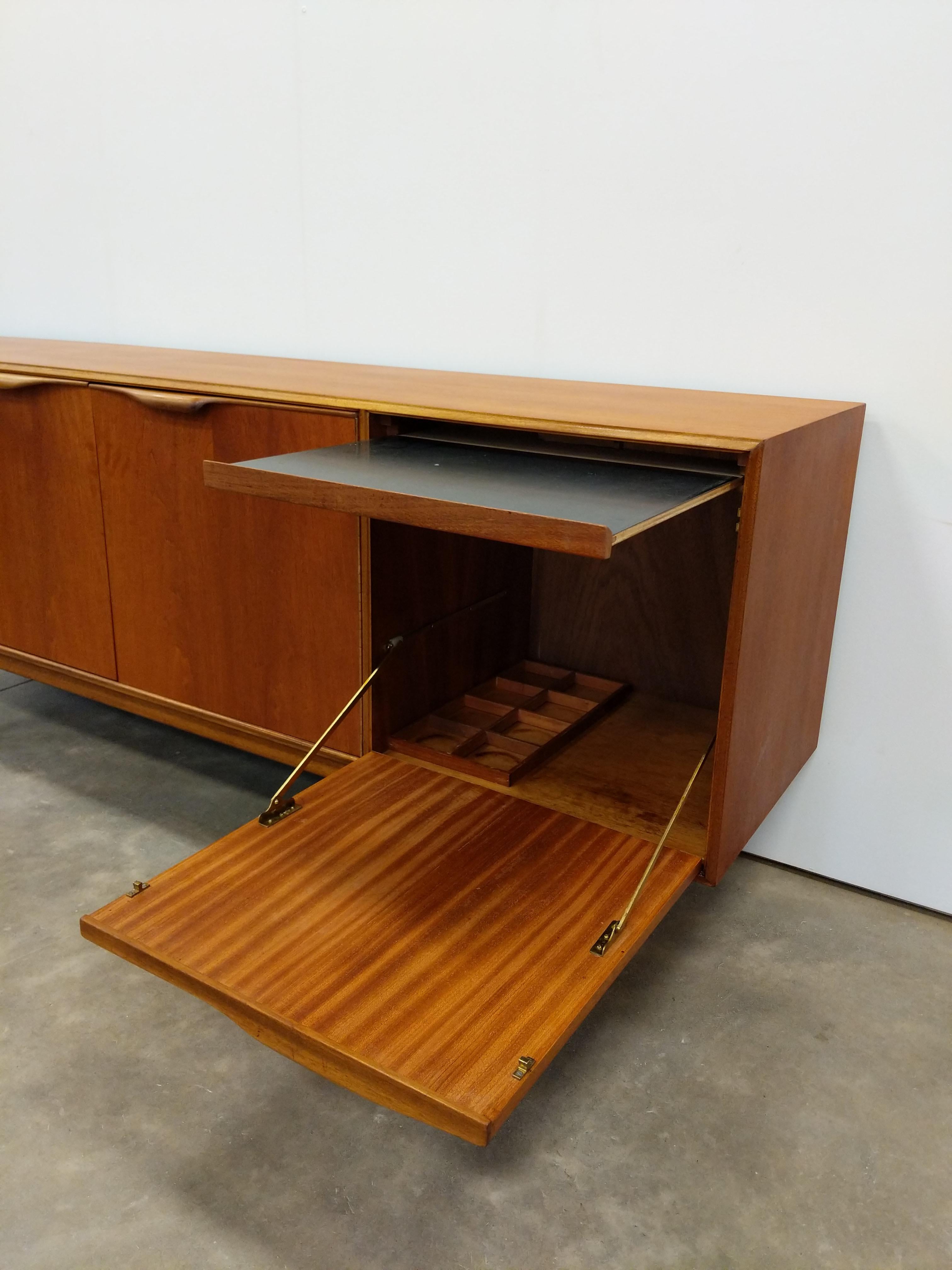 Credenza vintage de teca moderna de mediados de siglo de McIntosh en Bueno estado para la venta en Gardiner, NY