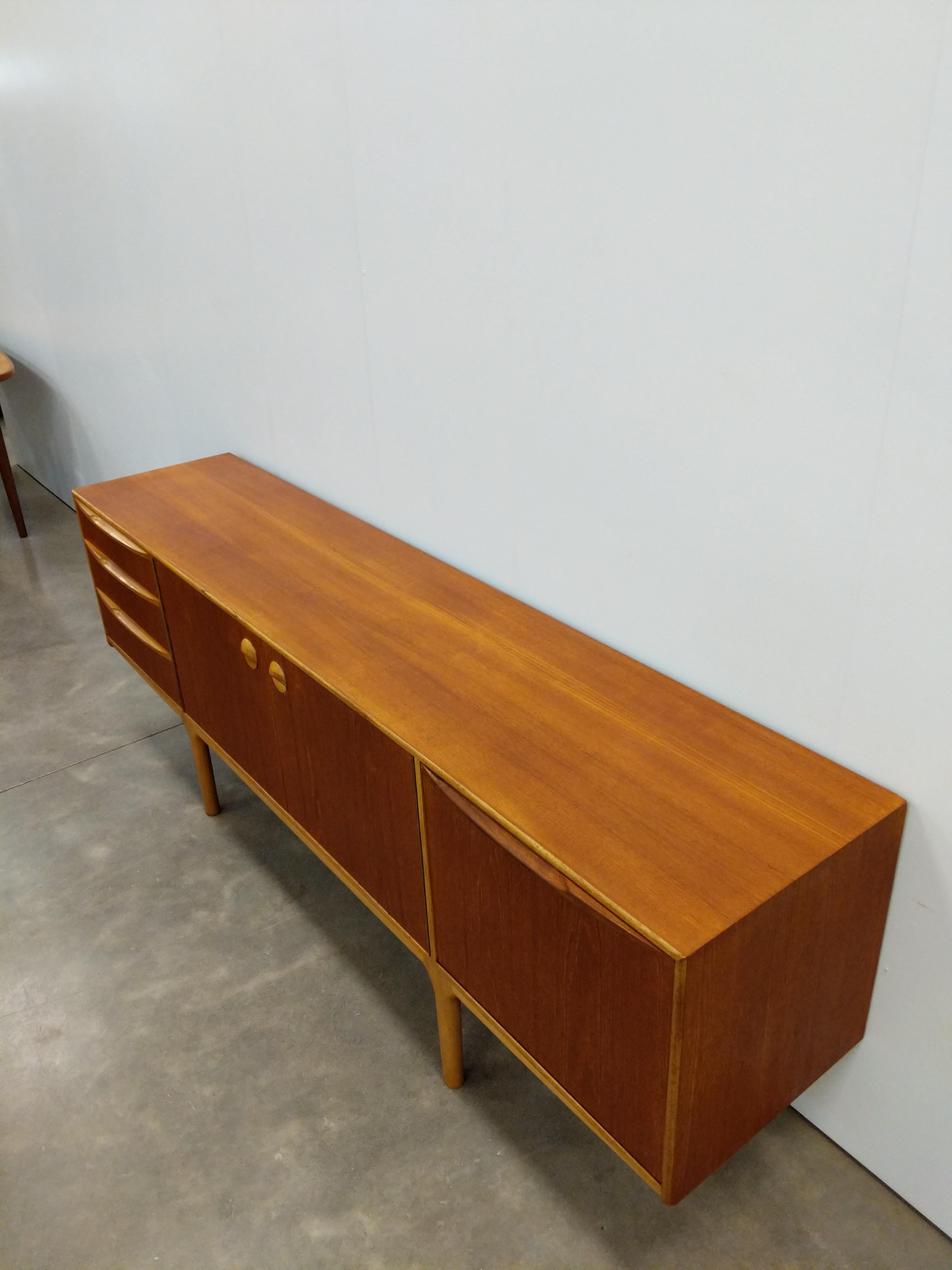 Credenza in teak vintage del Mid Century Modern di McIntosh In condizioni buone in vendita a Gardiner, NY