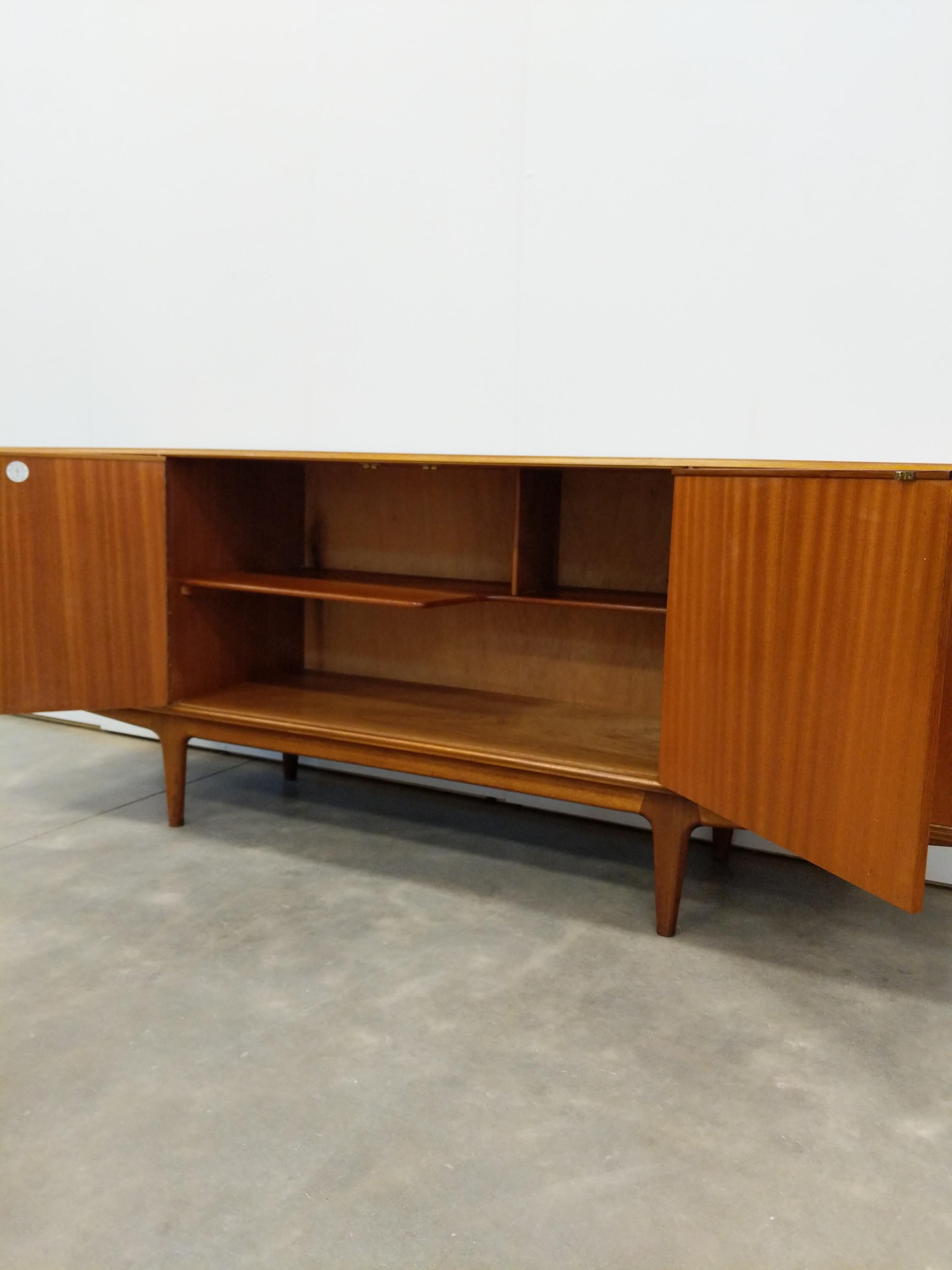 Credenza vintage de teca moderna de mediados de siglo de McIntosh siglo XX en venta