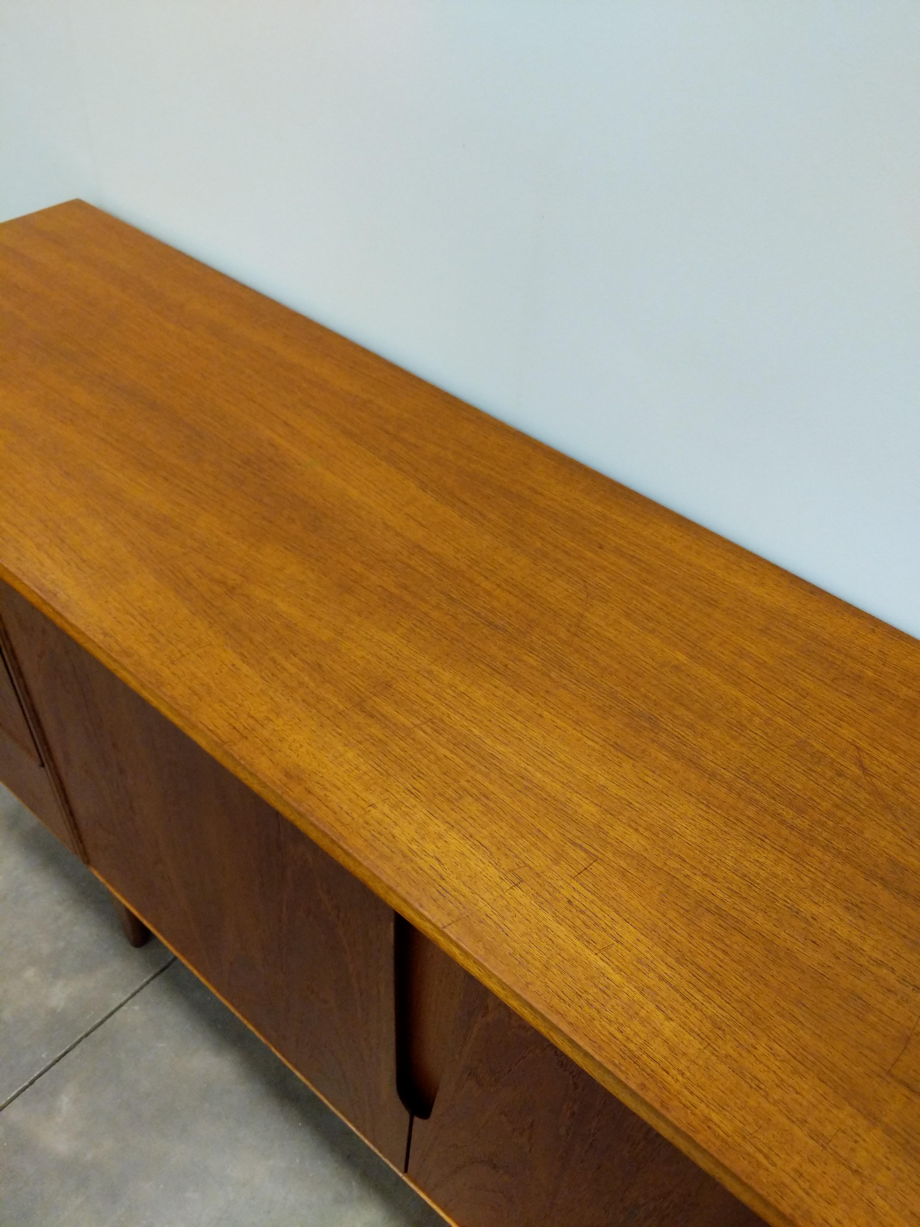Credenza vintage de teca moderna de mediados de siglo de McIntosh Teca en venta