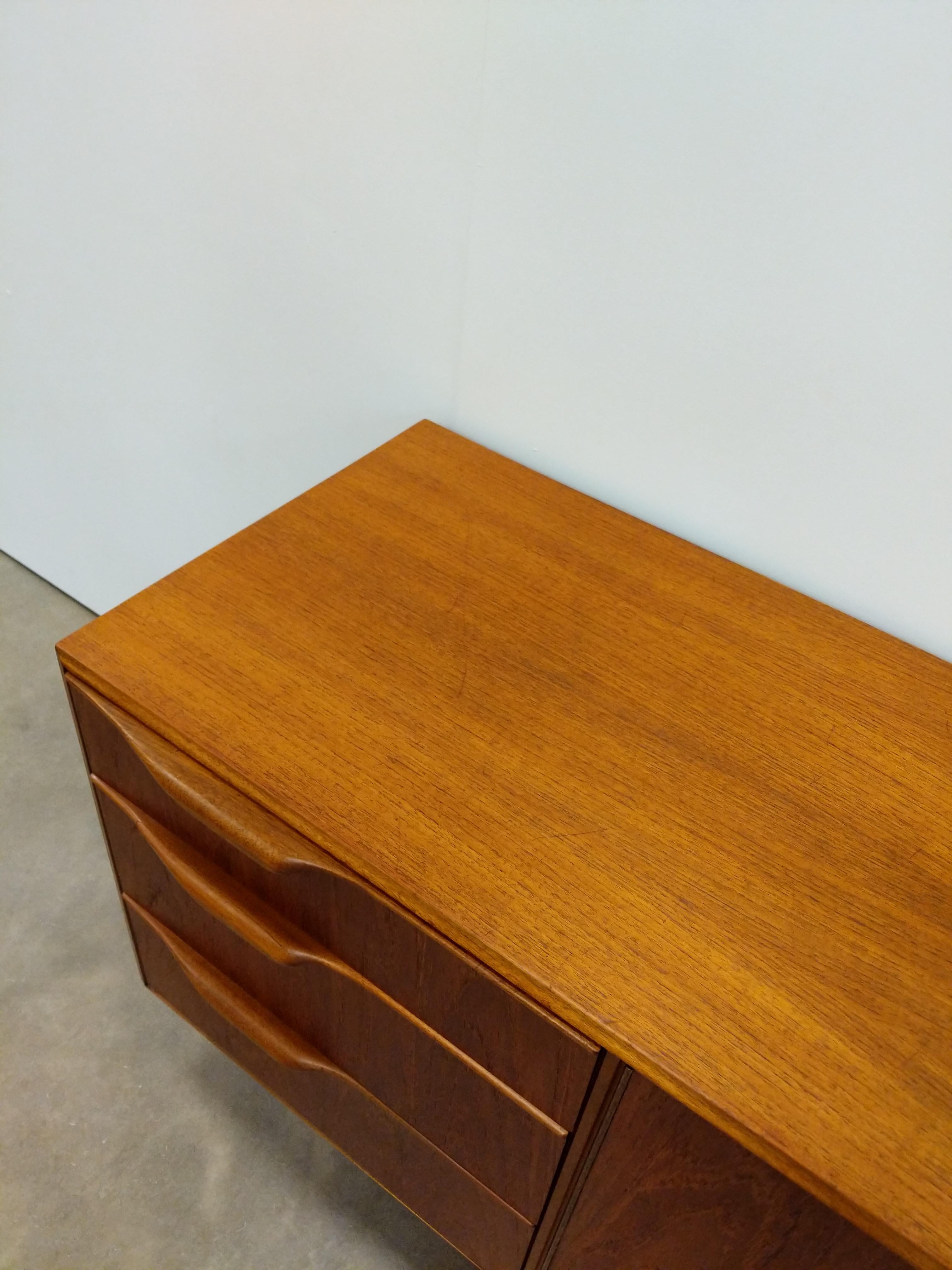 Credenza vintage de teca moderna de mediados de siglo de McIntosh en venta 1