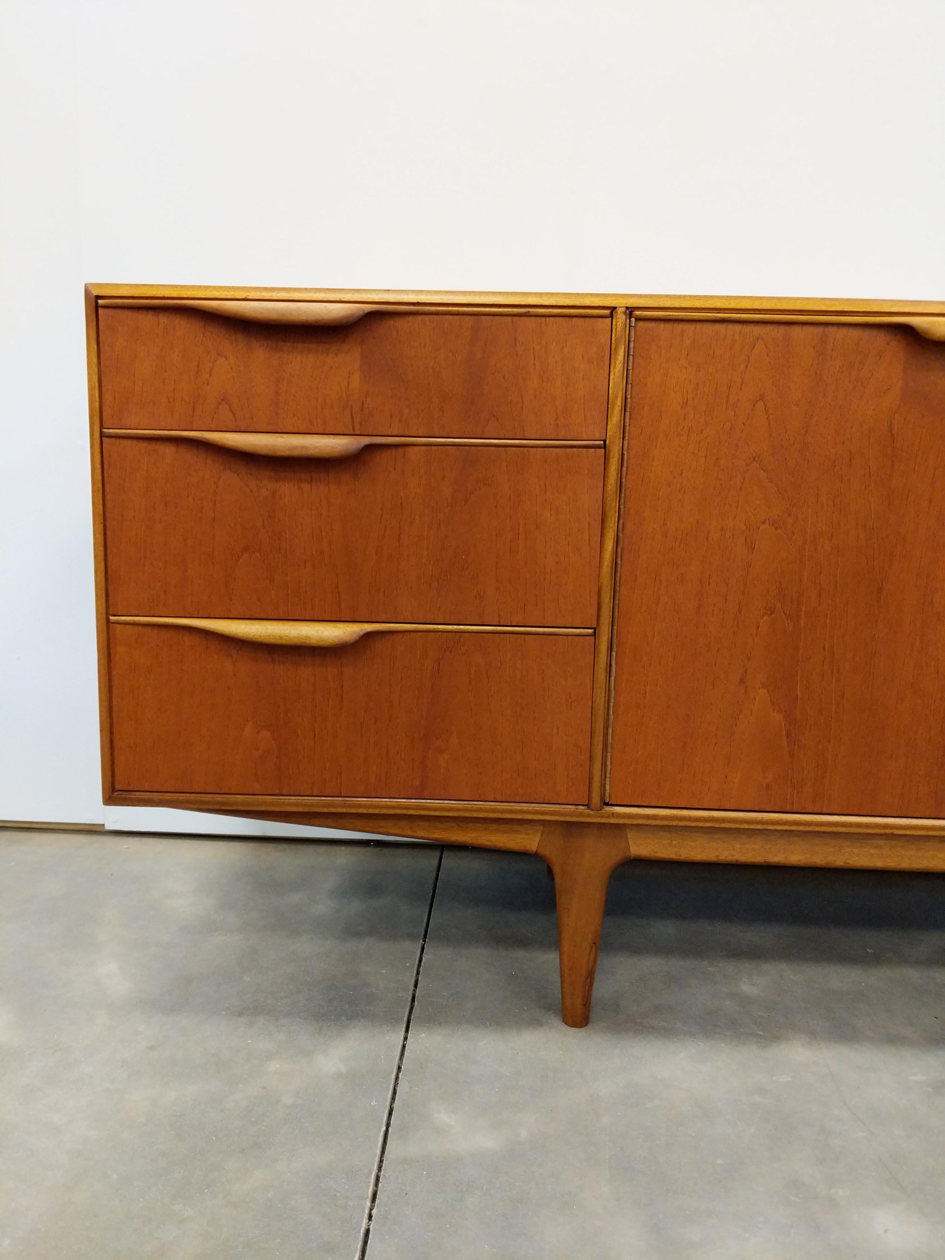 Credenza vintage de teca moderna de mediados de siglo de McIntosh en venta 1