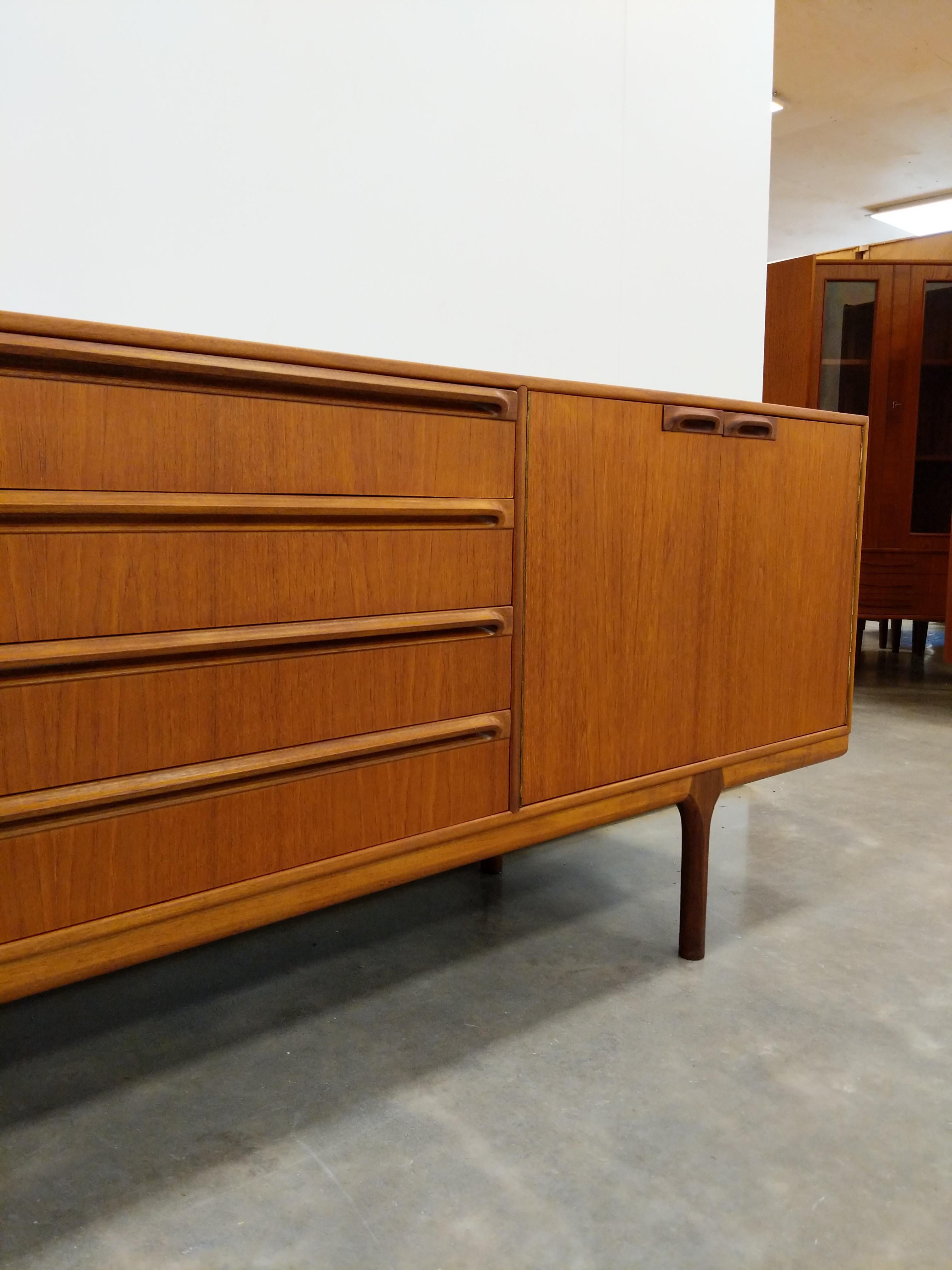 Credenza in teak vintage del Mid Century Modern di McIntosh in vendita 1