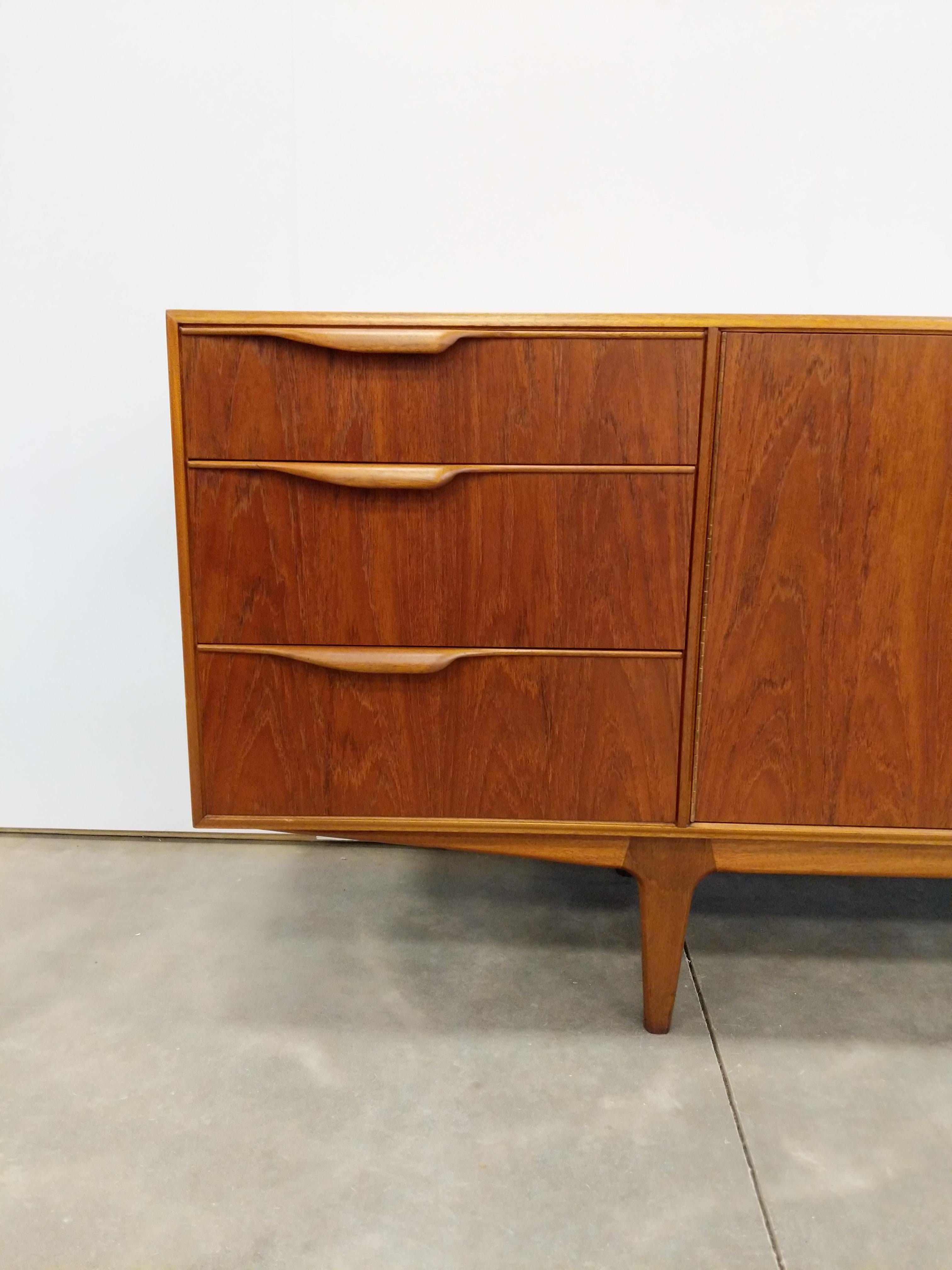 Credenza vintage de teca moderna de mediados de siglo de McIntosh en venta 2