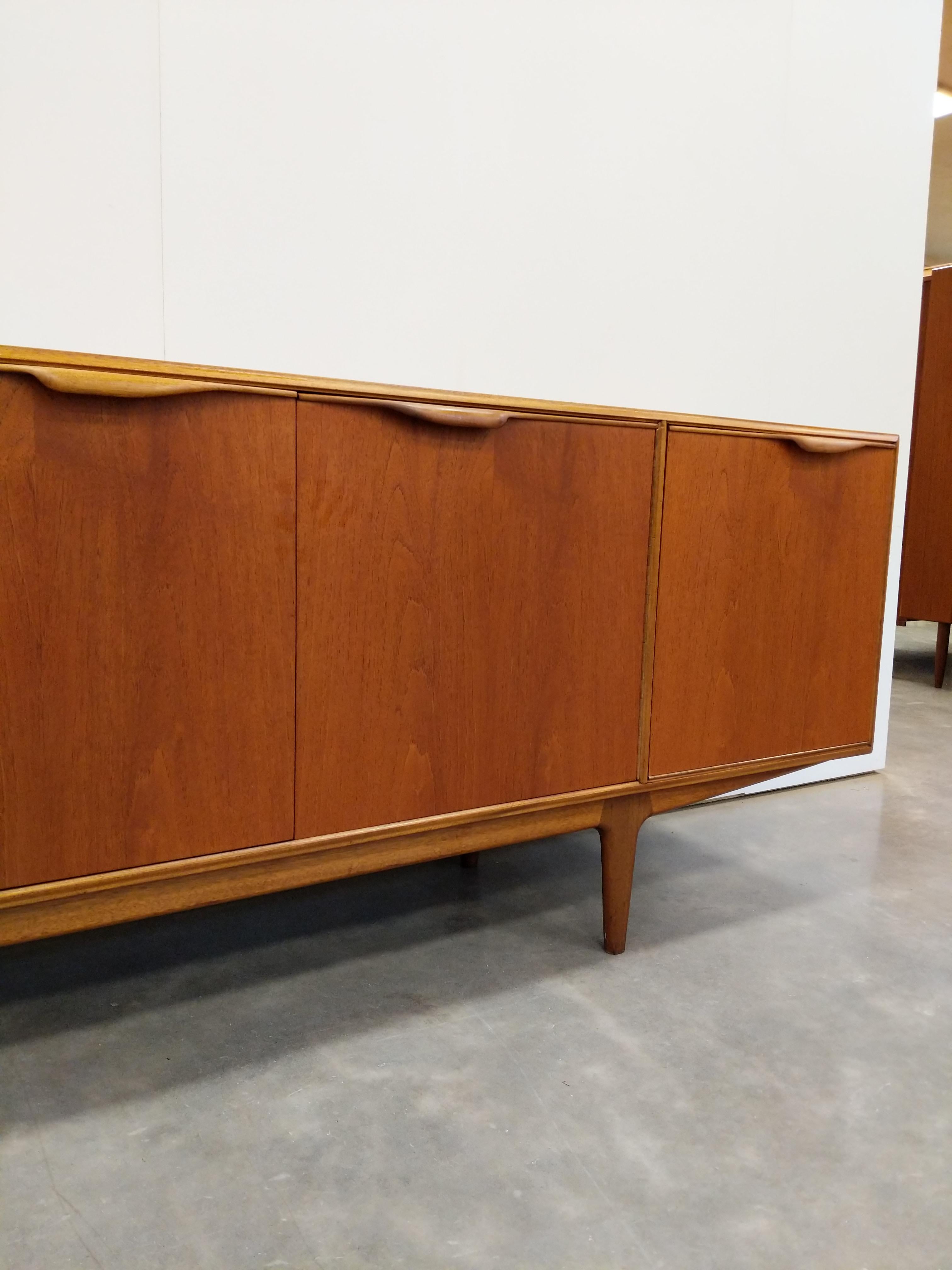 Credenza vintage de teca moderna de mediados de siglo de McIntosh en venta 2