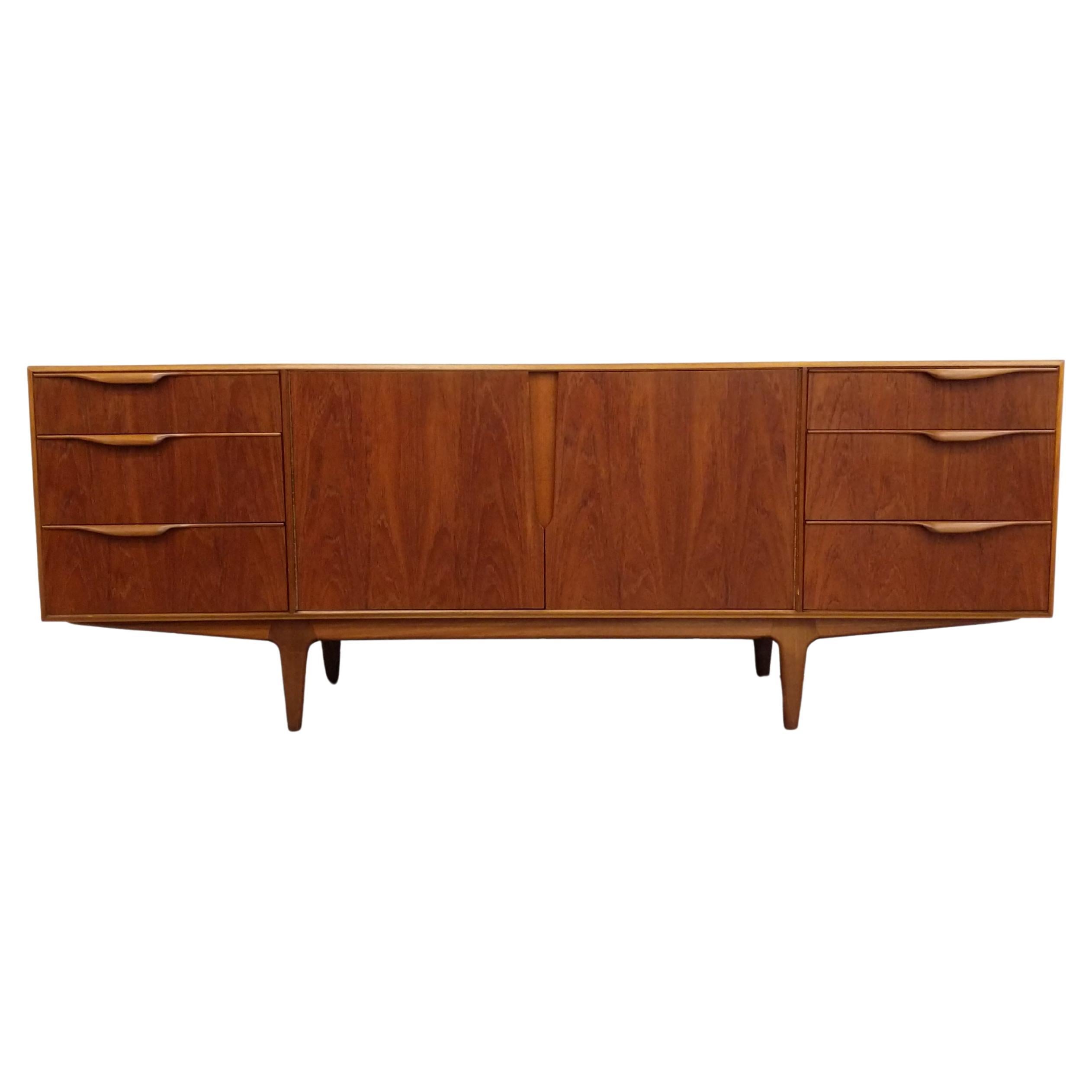 Credenza vintage de teca moderna de mediados de siglo de McIntosh en venta