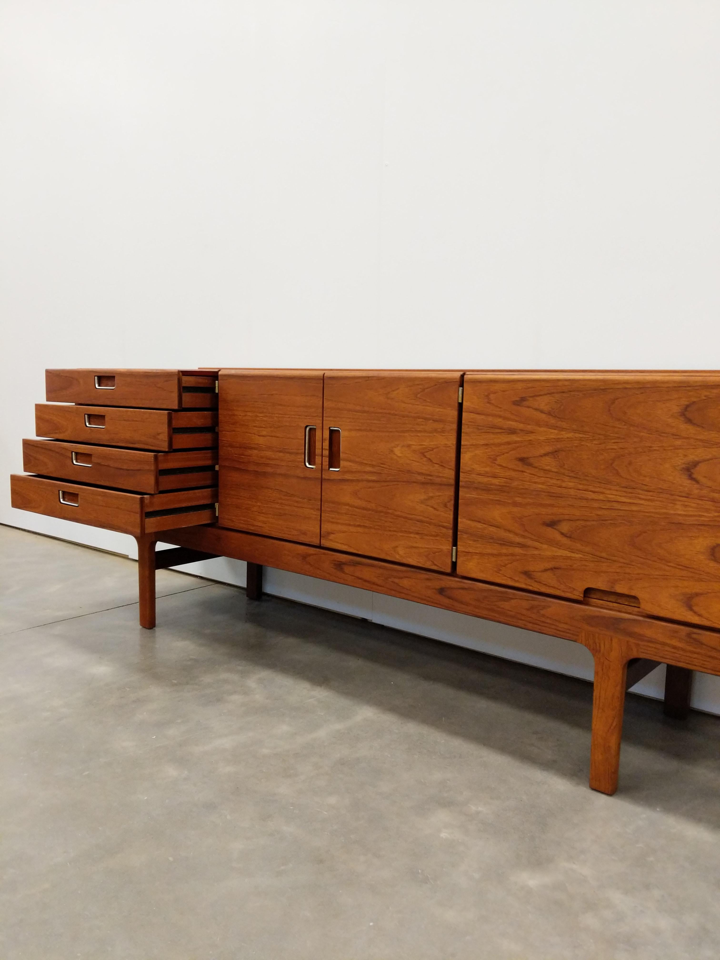 Vintage Mid Century Modern Teak Credenza by Meredew In Good Condition For Sale In Gardiner, NY