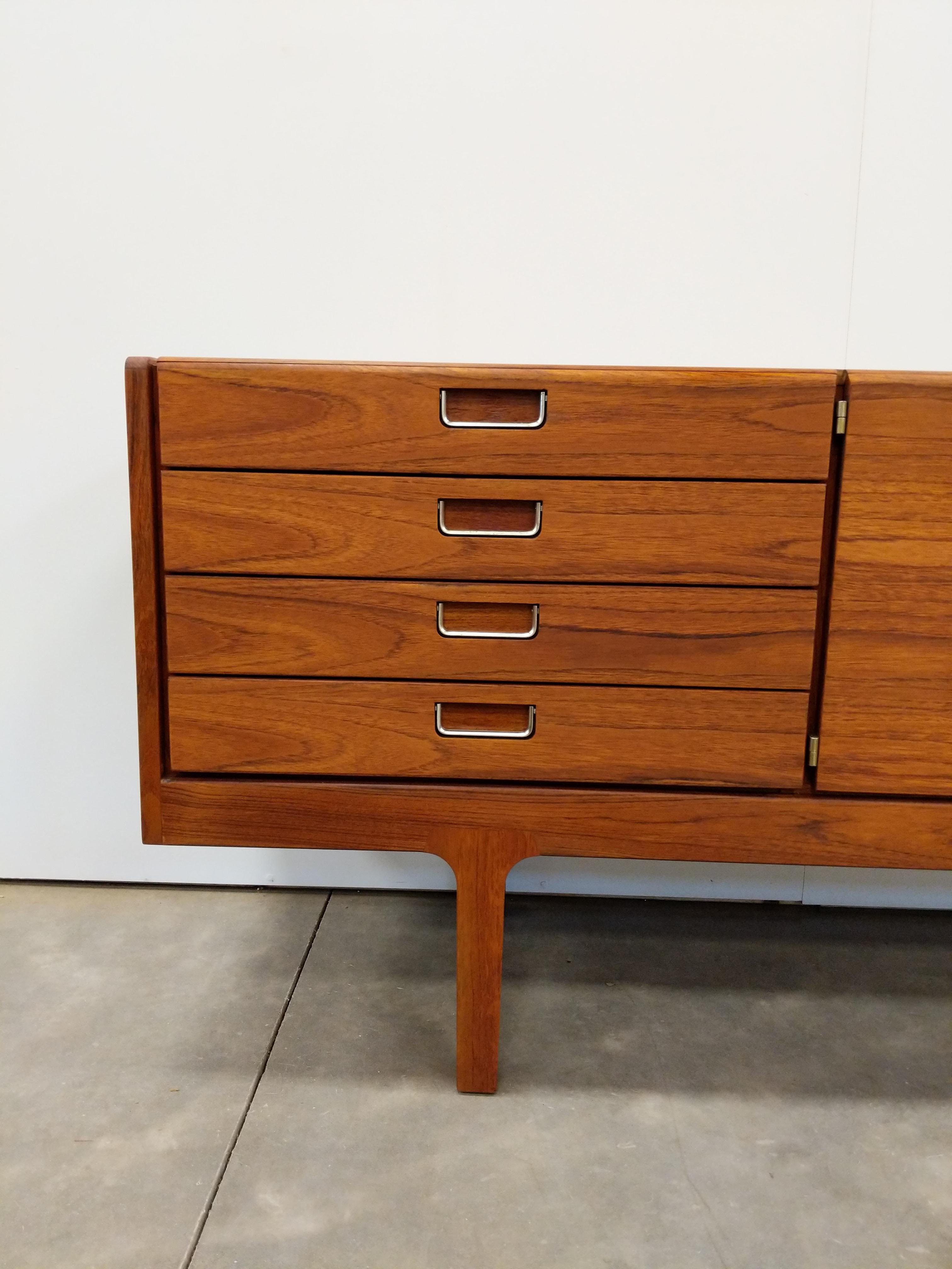 Vintage Mid Century Modern Teak Credenza by Meredew For Sale 1