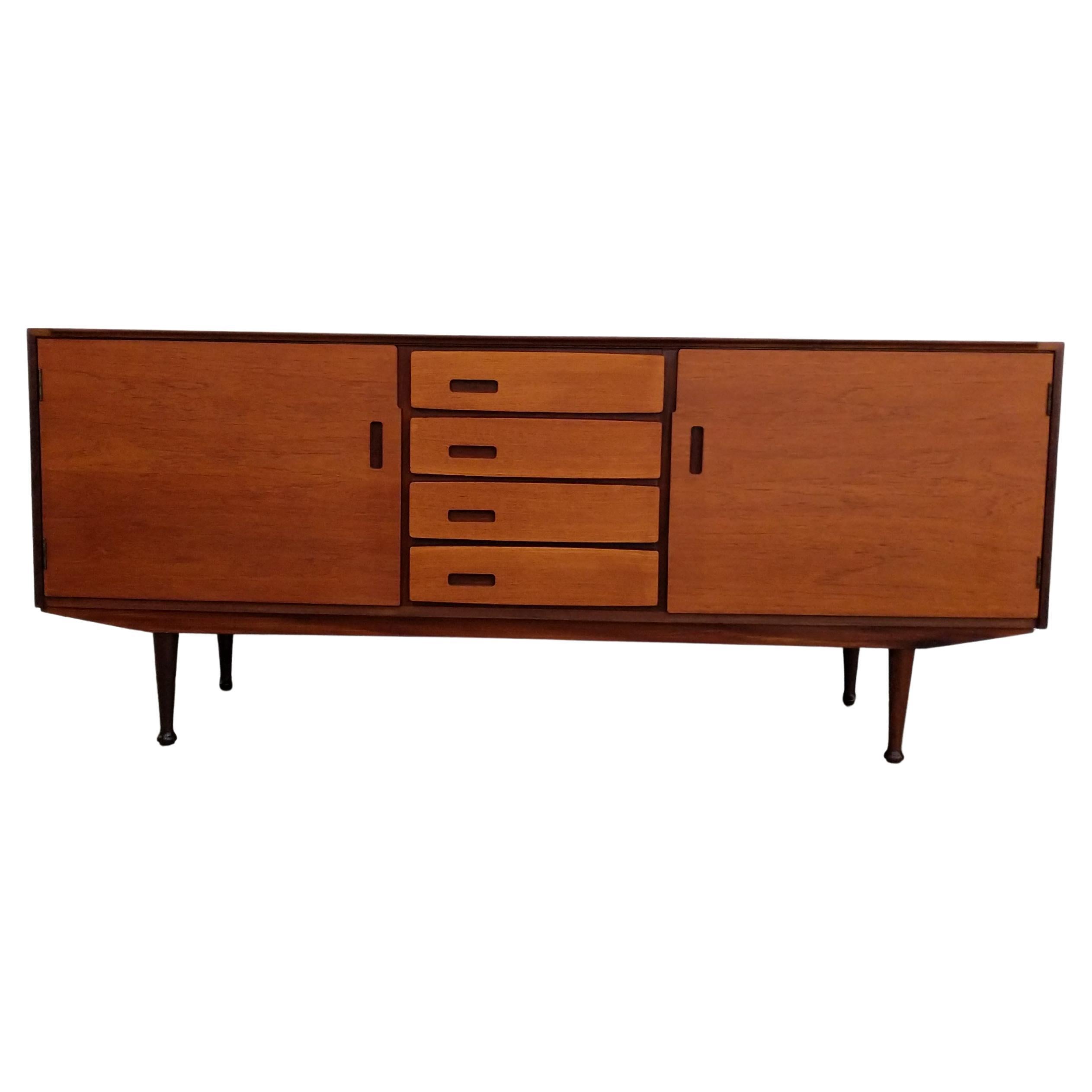 Vintage Mid Century Modern Teak Credenza by Meredew en venta
