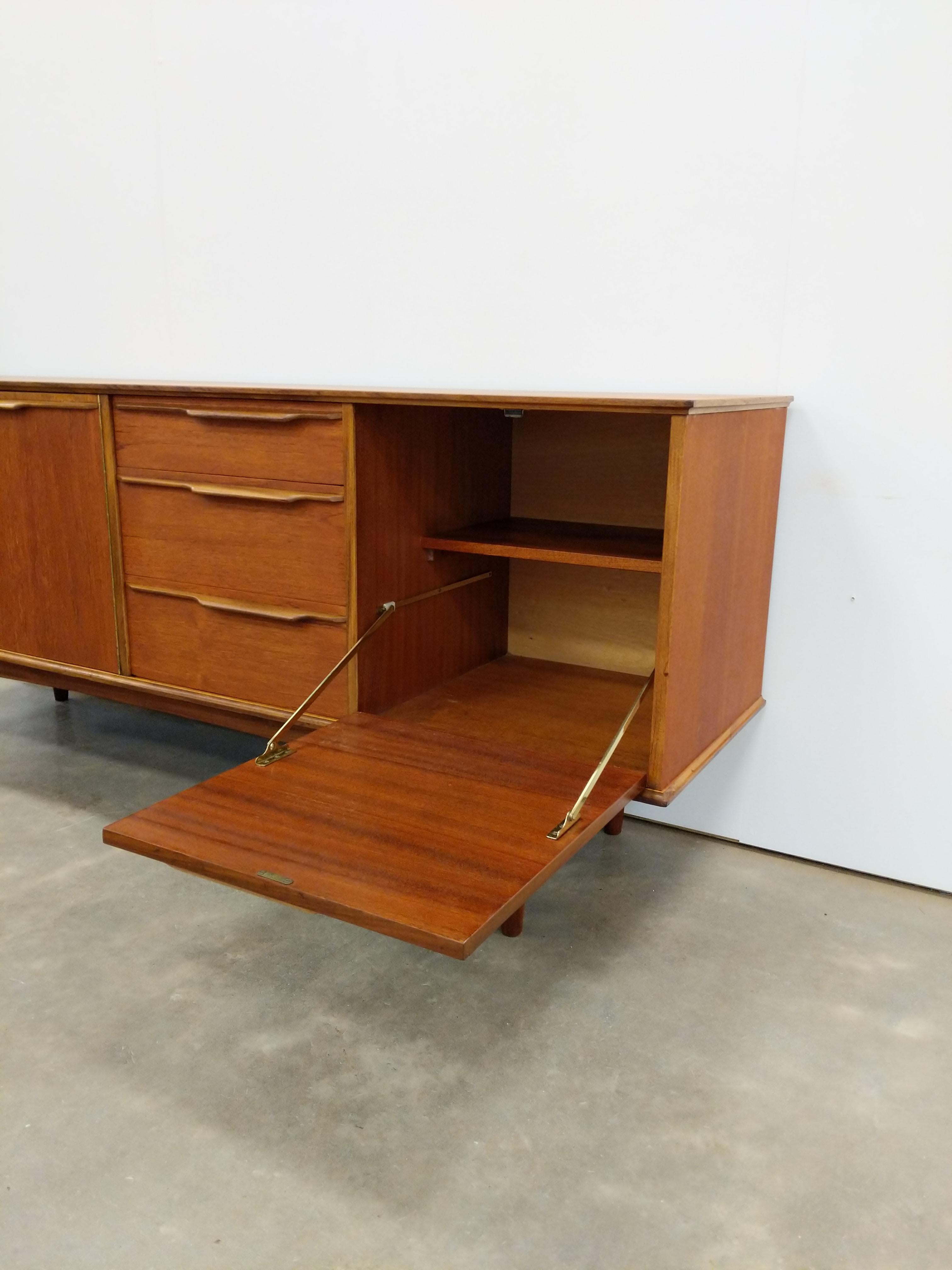Mid-Century Modern Crédence vintage en teck moderne du milieu du siècle par Morris of Glasgow en vente