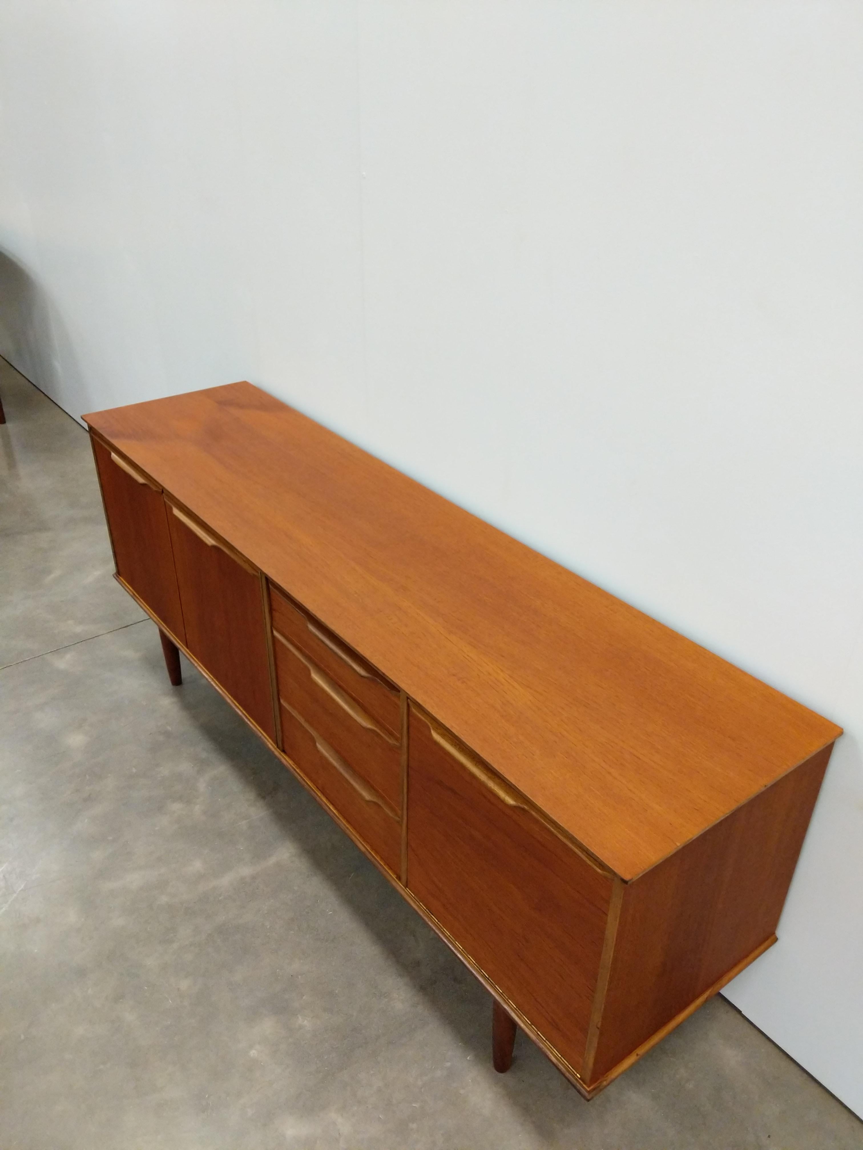 Crédence vintage en teck moderne du milieu du siècle par Morris of Glasgow Bon état - En vente à Gardiner, NY