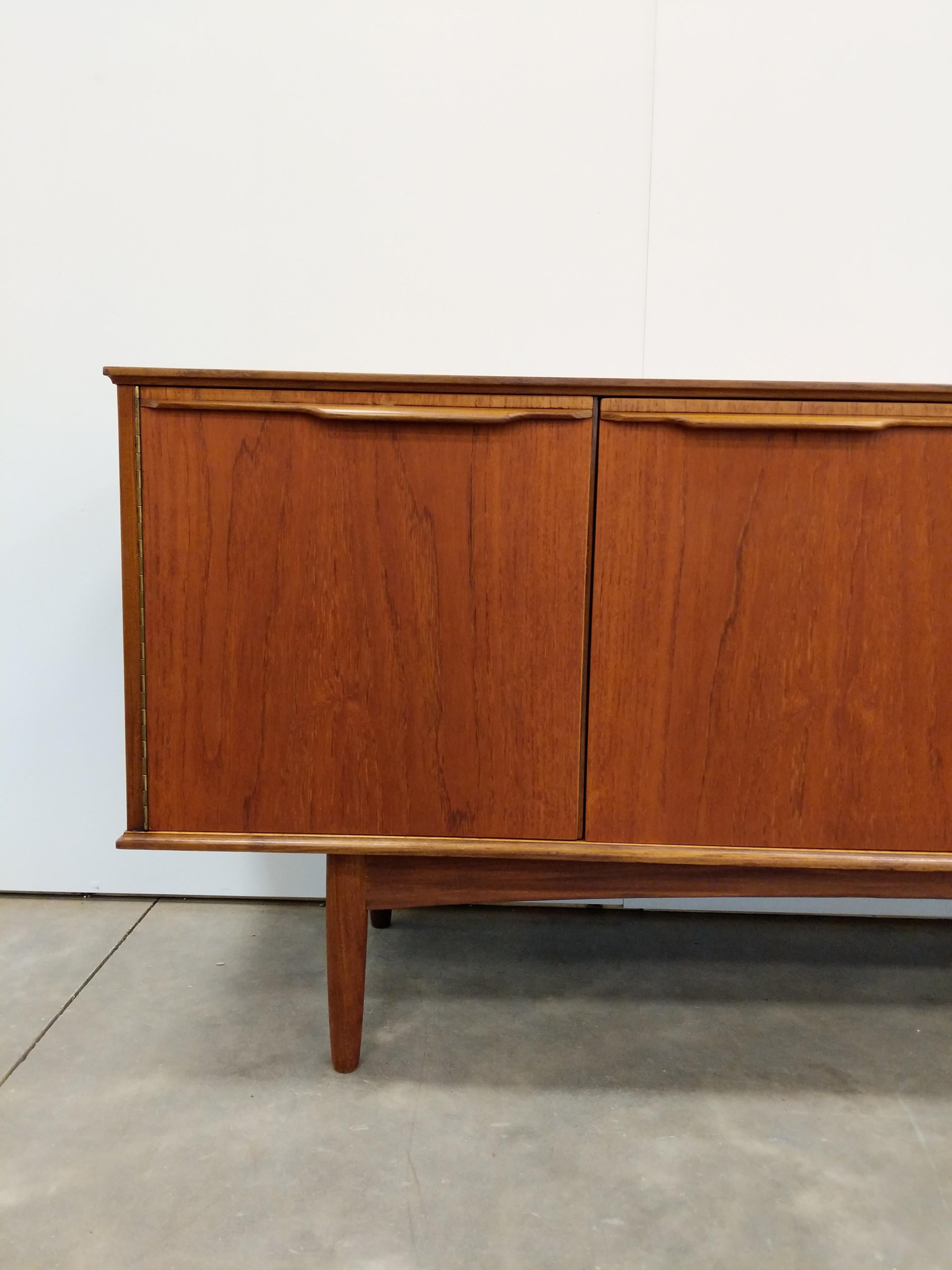 20ième siècle Crédence vintage en teck moderne du milieu du siècle par Morris of Glasgow en vente