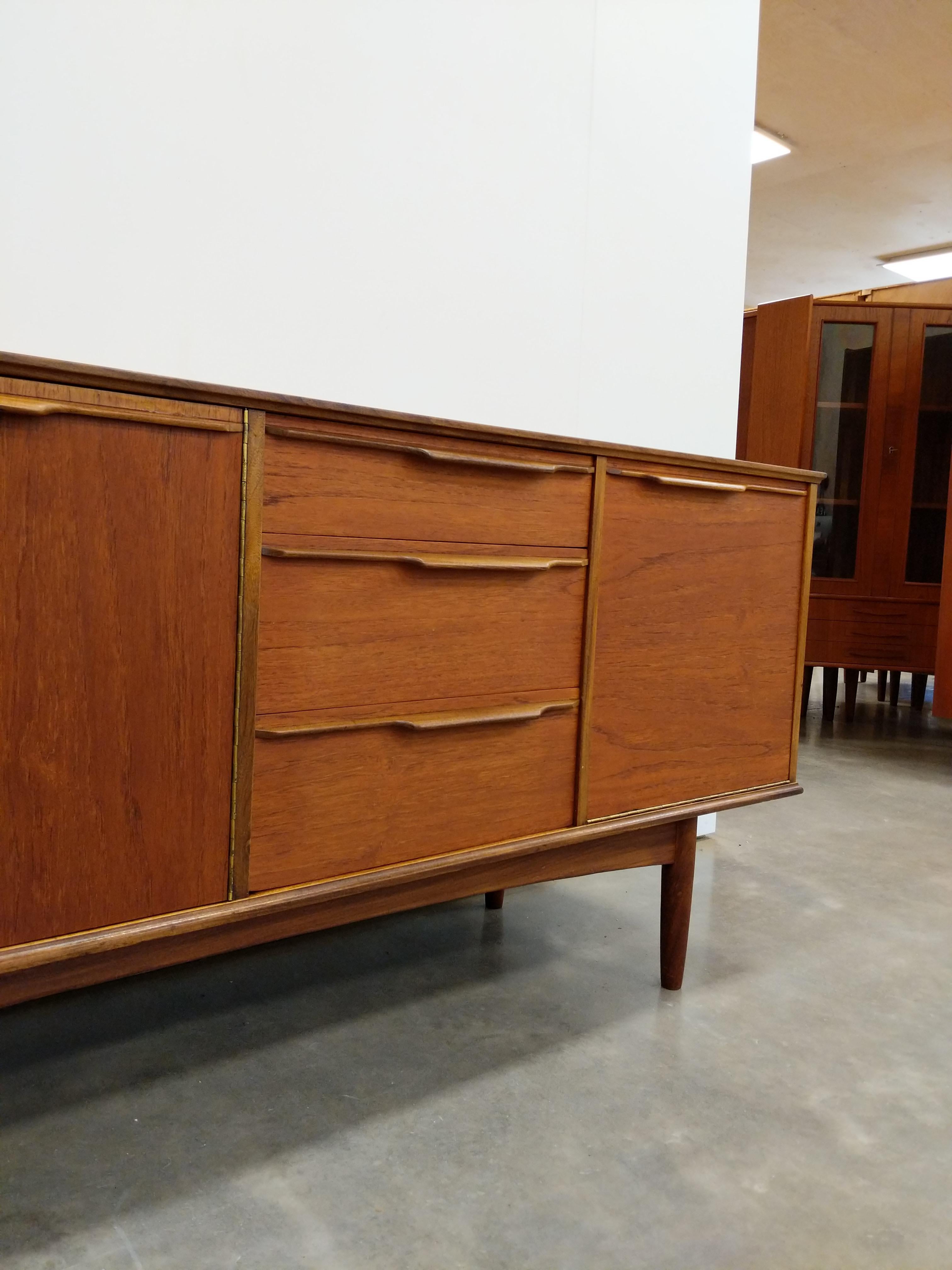 Teck Crédence vintage en teck moderne du milieu du siècle par Morris of Glasgow en vente