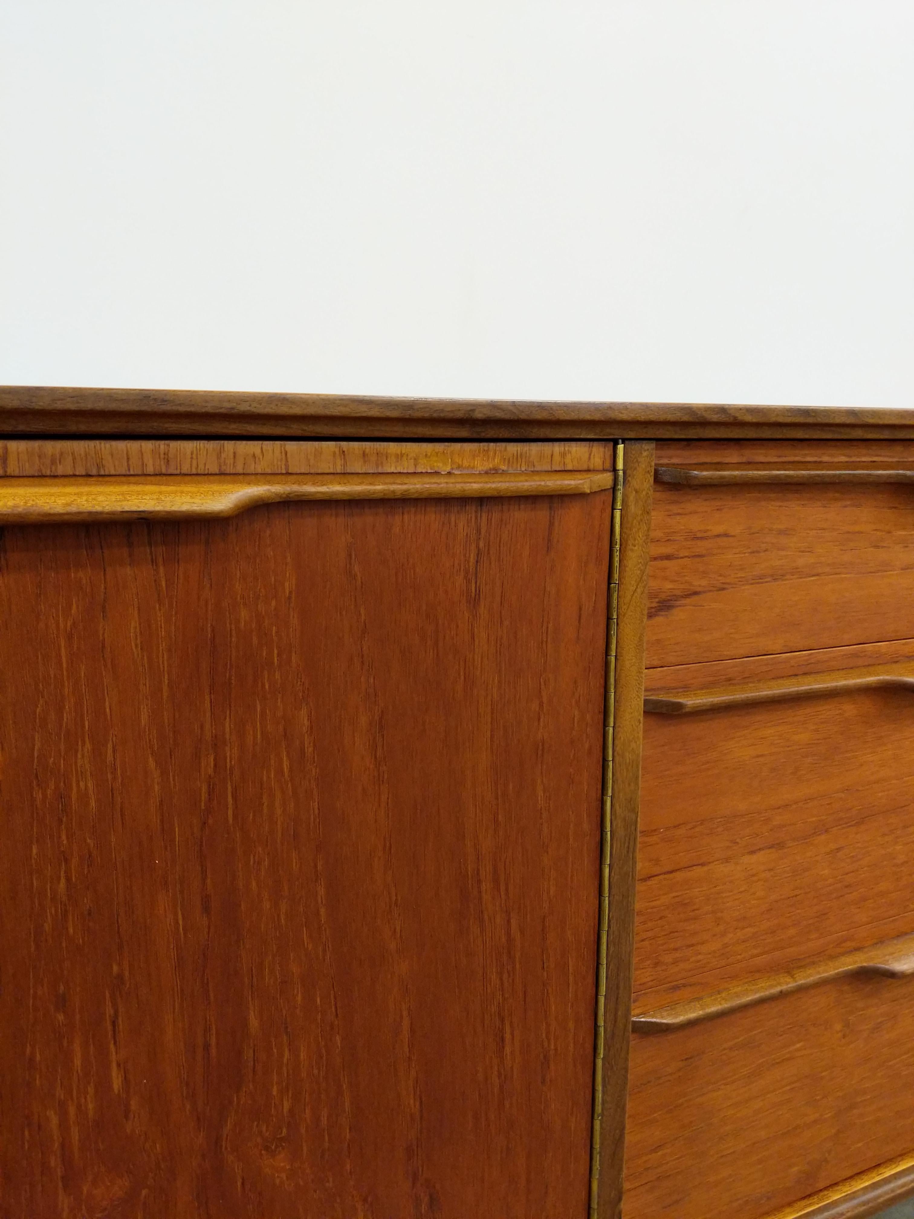 Crédence vintage en teck moderne du milieu du siècle par Morris of Glasgow en vente 1