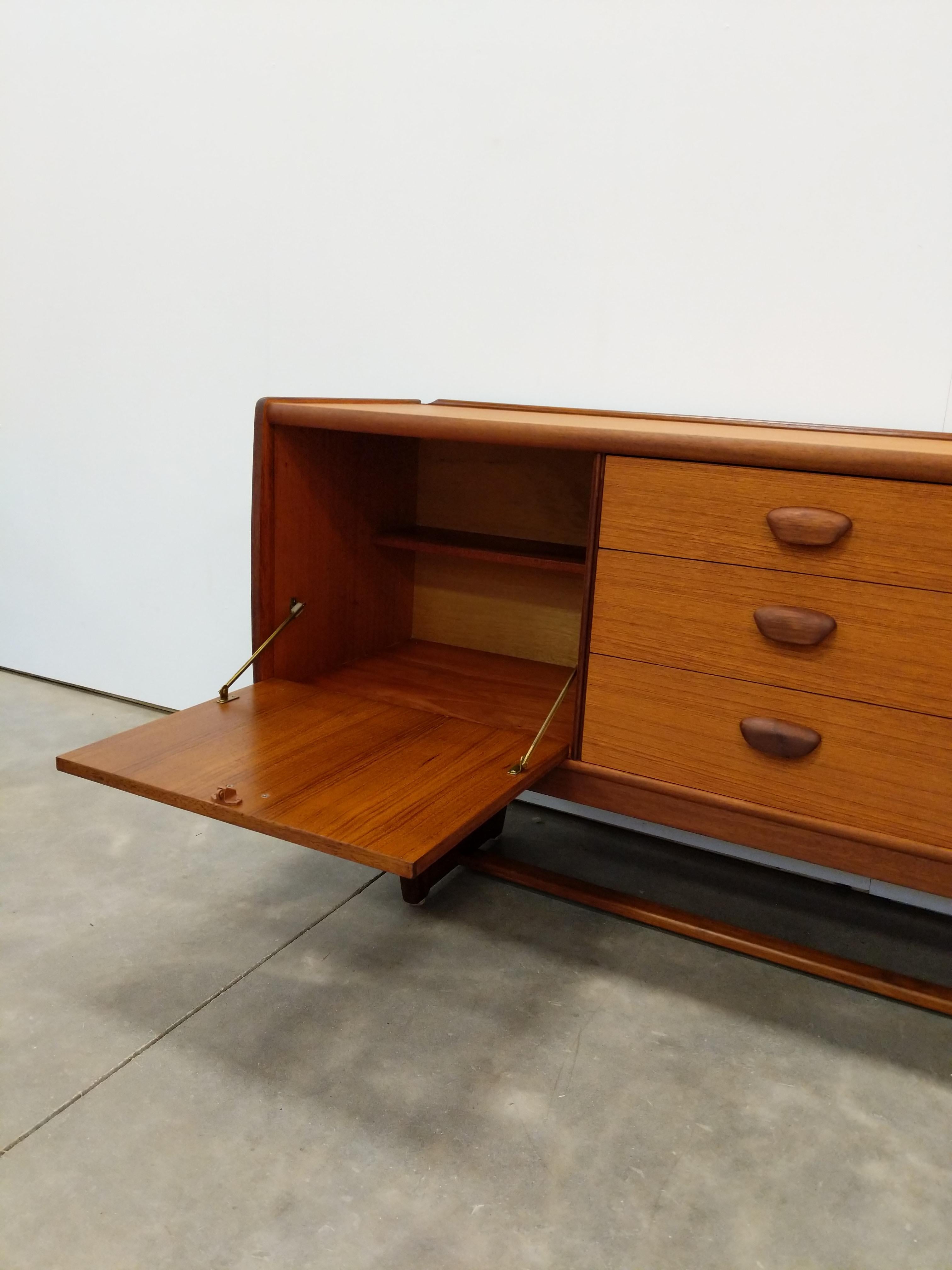 Vintage Mid Century Modern Teak Credenza by Portwood In Good Condition For Sale In Gardiner, NY