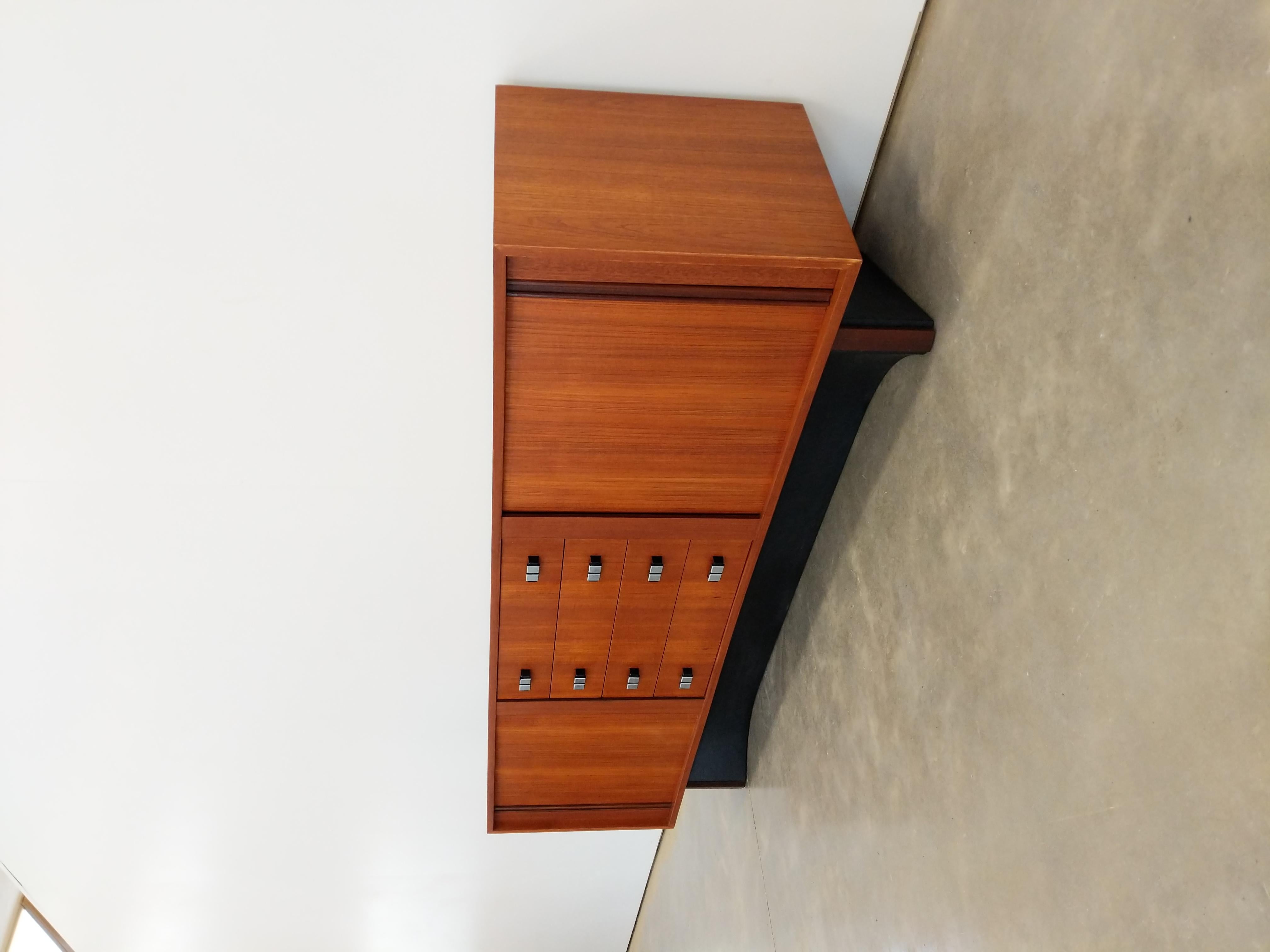 Authentique crédence / buffet / console média vintage en teck du milieu du siècle dernier.

Par RS Associates.

Tampon du fabricant à l'intérieur du tiroir.

La face de cette pièce est incurvée. Il est un peu difficile à voir sur les photos.

Les