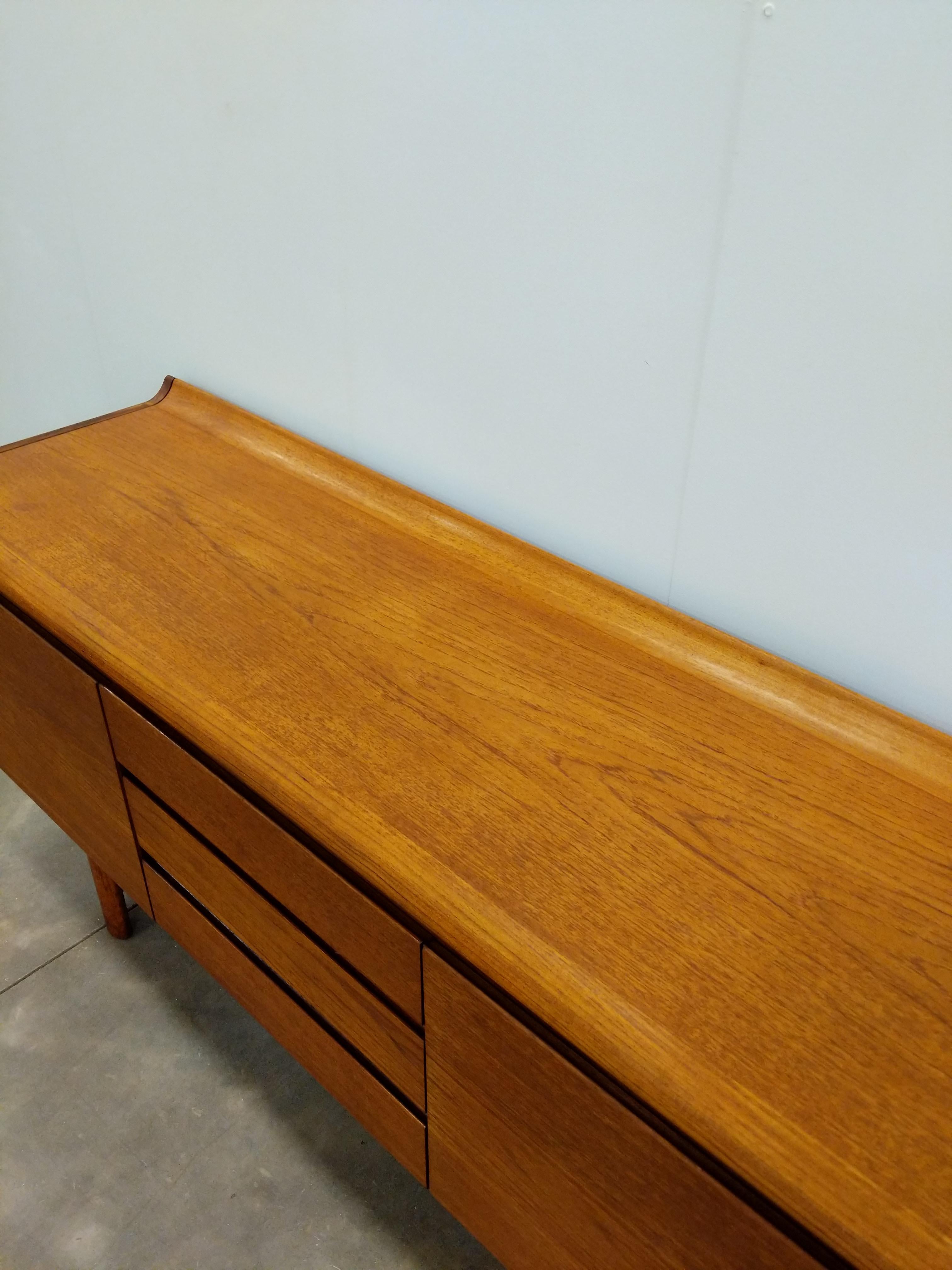 Vintage Mid Century Modern Teak Credenza by White and Newton For Sale 3
