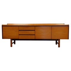 Credenza vintage in teak della metà del secolo scorso di White & Newton Credenza vintage in teak della metà del secolo scorso di White & Newton