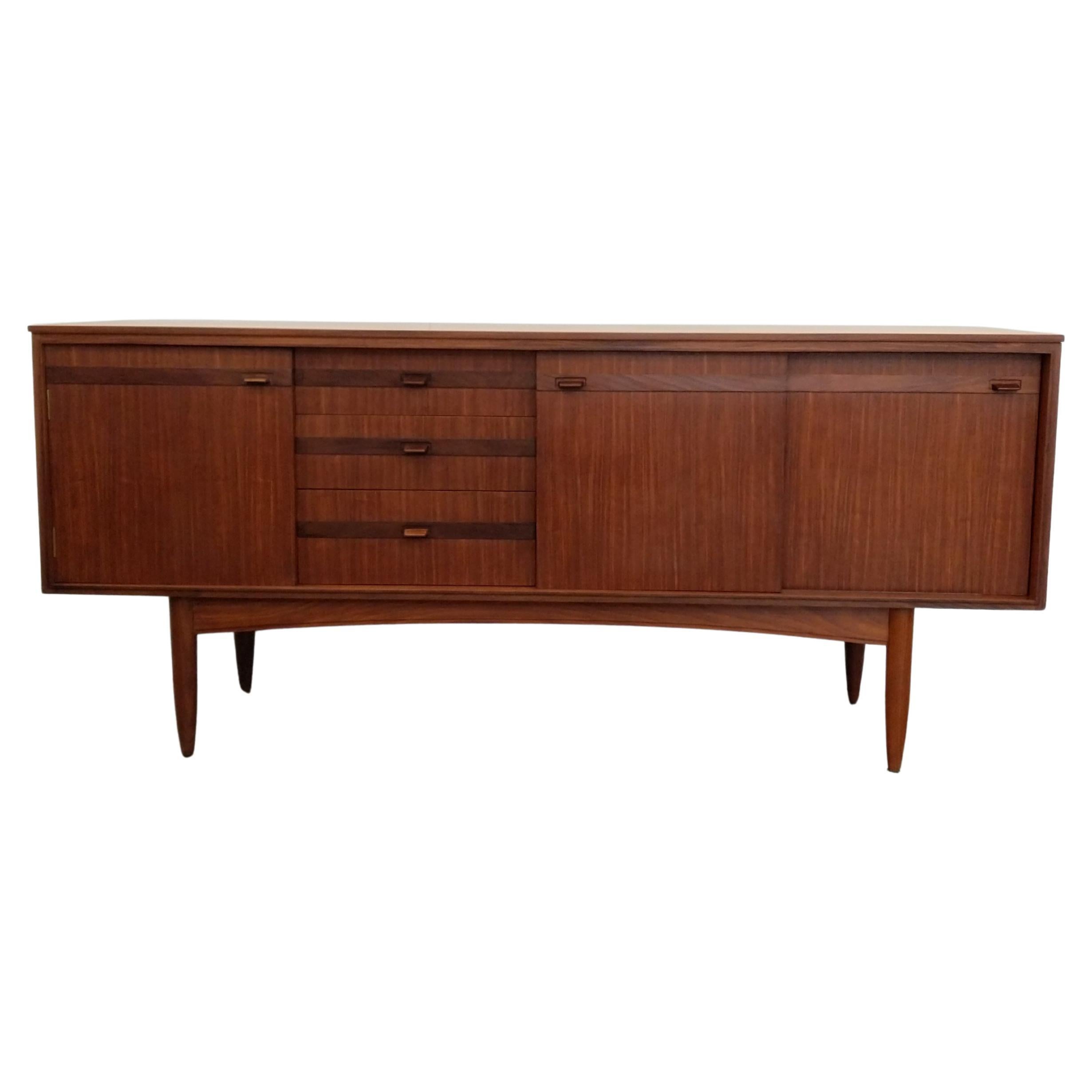 Credenza vintage de teca moderna de mediados de siglo de White 
Newton