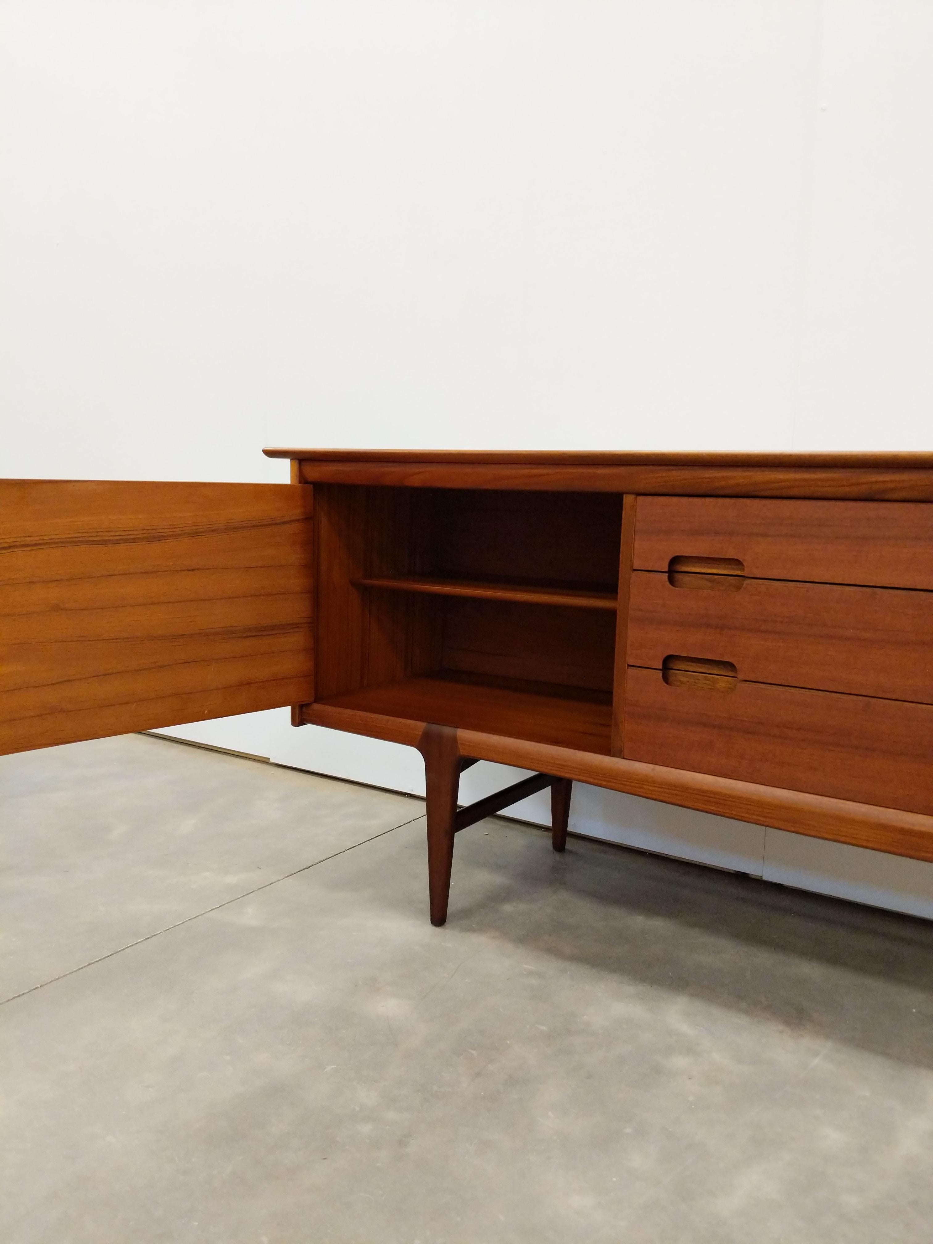 Vintage Mid Century Modern Teak Credenza by Younger In Good Condition For Sale In Gardiner, NY